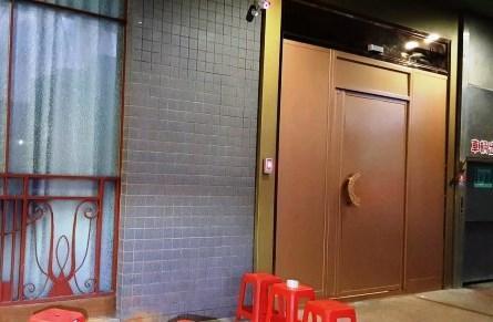 據傳「金坊」酒店大有來頭,店內裝潢高檔,小姐則是走高級便服風格。(翻攝畫面)