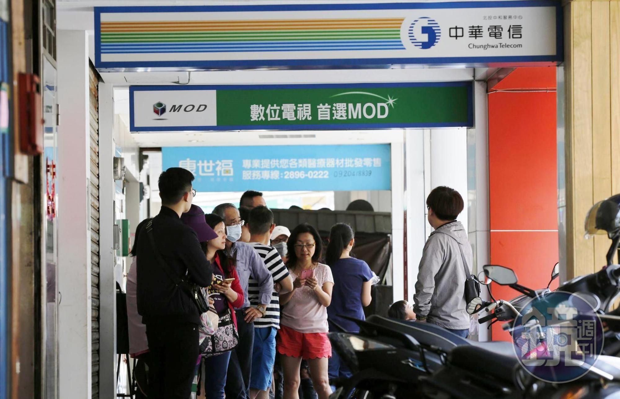 4G上網吃到飽大戰開打，許多電信門市都排滿了長長人龍。