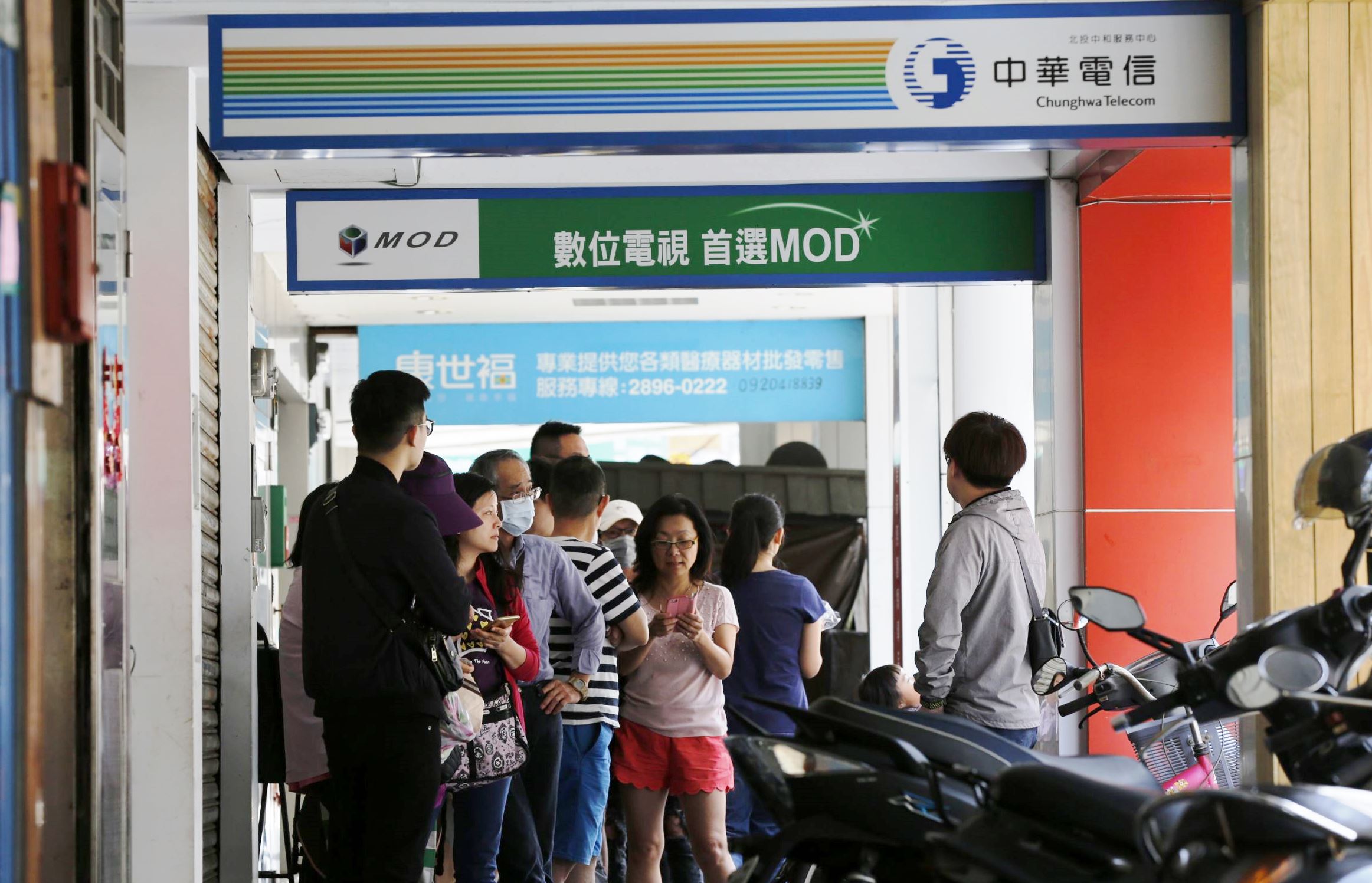 4G上網吃到飽大戰開打，許多電信門市都排滿了長長人龍。