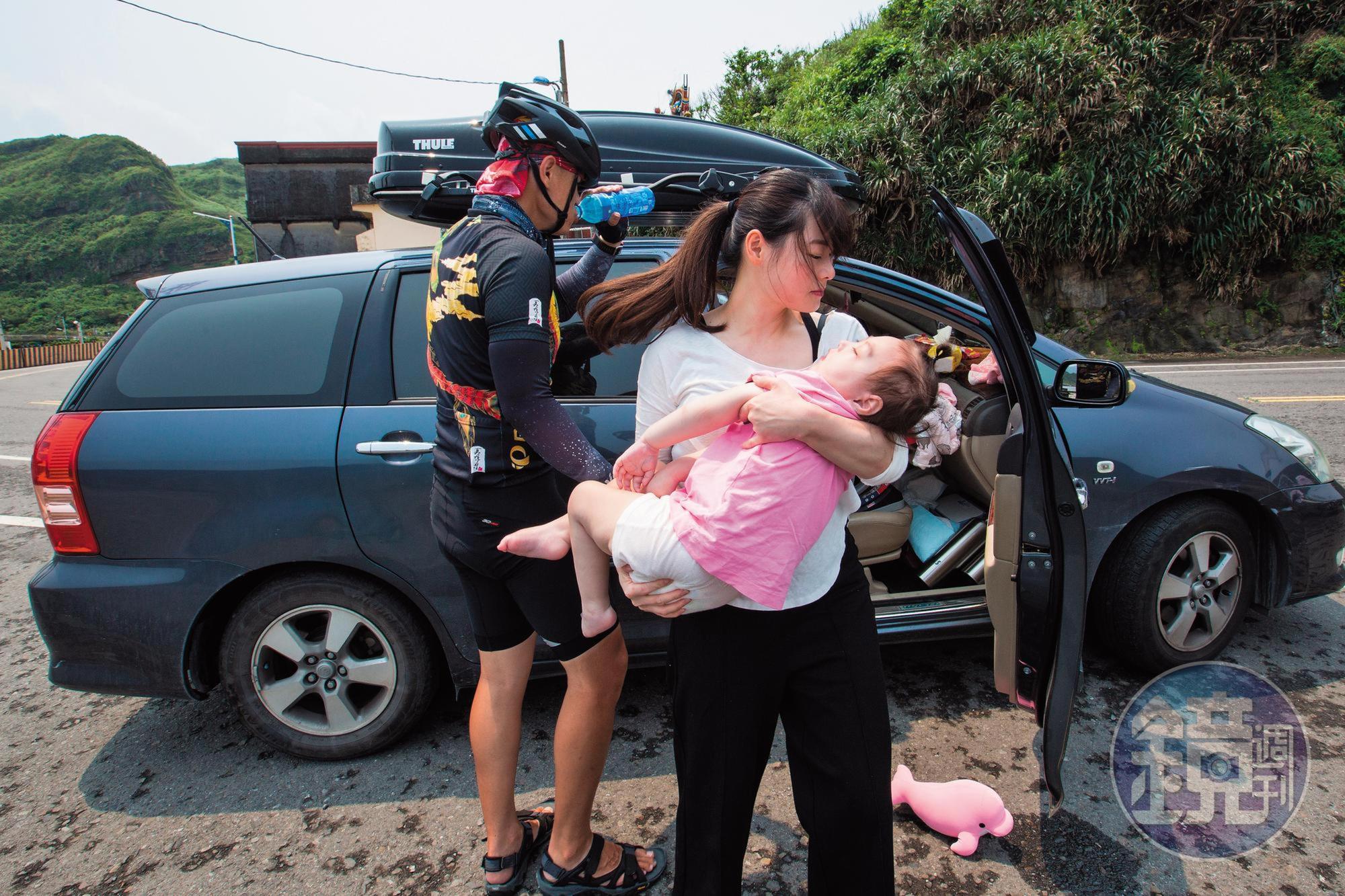 17天的環島之旅中,林芊羽的媽媽吳依凡開車壓陣,跟在爸爸林冠佑身後,也能隨時照料孩子的狀況。