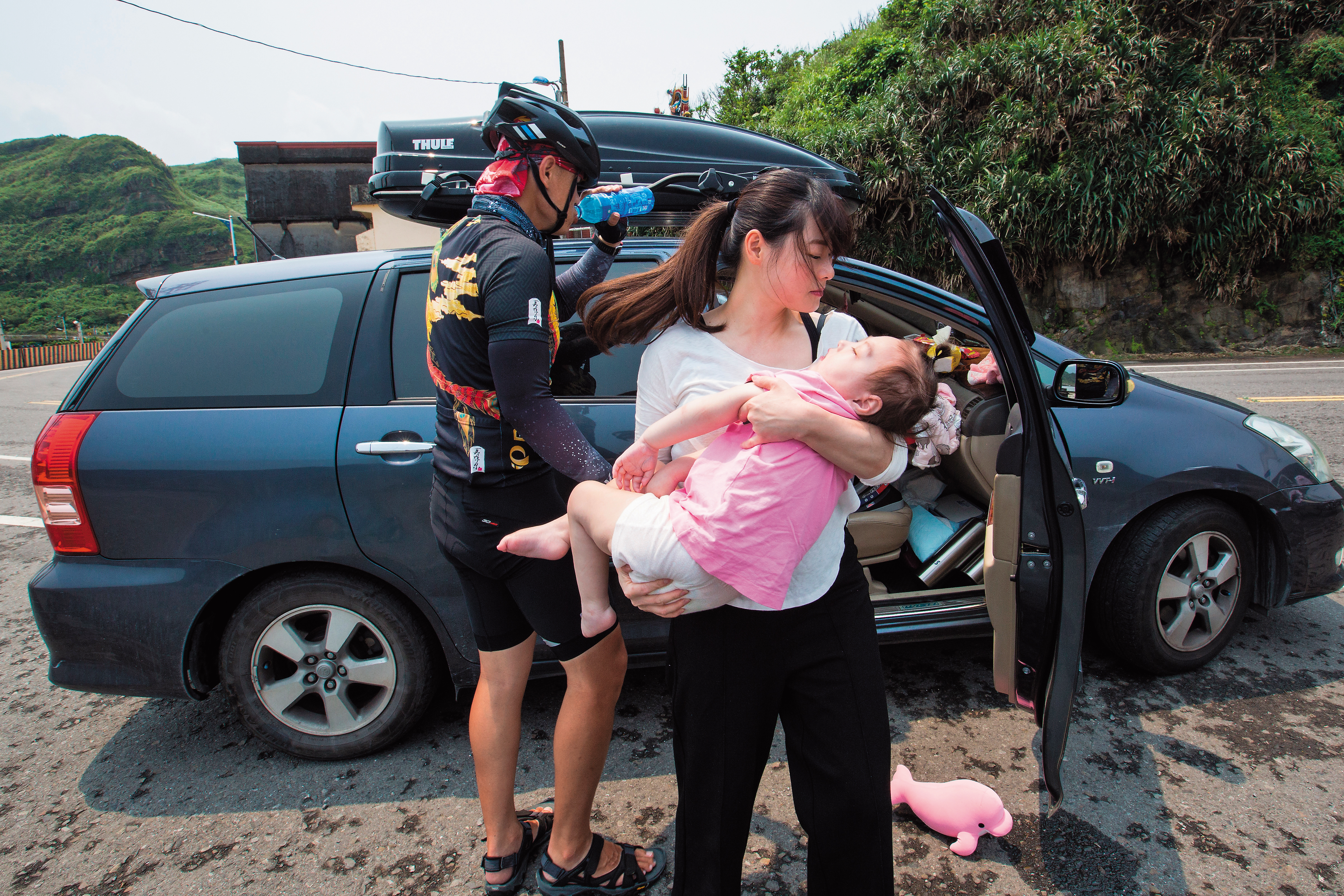 17天的環島之旅中,林芊羽的媽媽吳依凡開車壓陣,跟在爸爸林冠佑身後,也能隨時照料孩子的狀況。