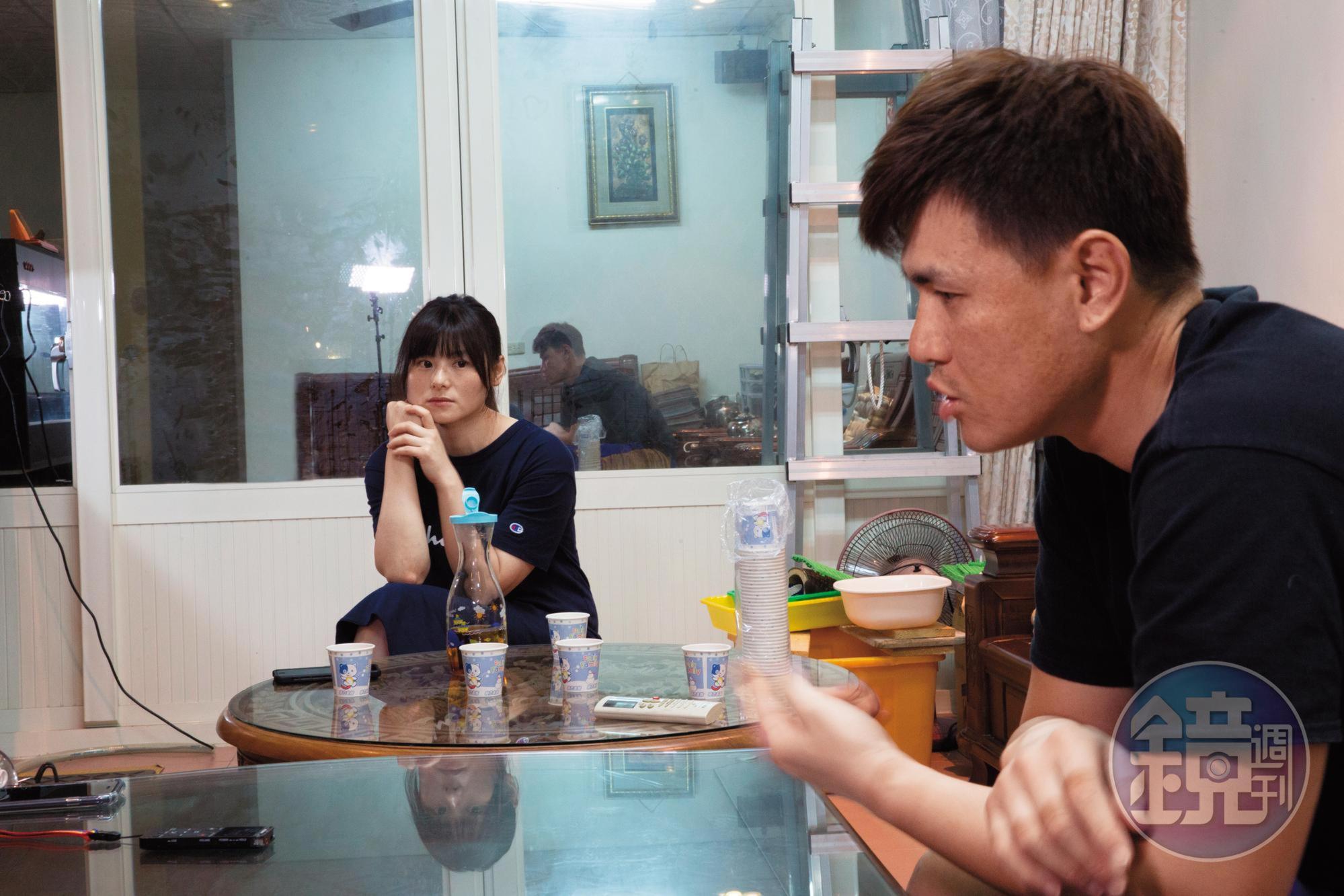談起女兒出生後的震撼生活,林冠佑(右)仍歷歷在目,吳依凡(左)聽得專心,也一度鼻酸。