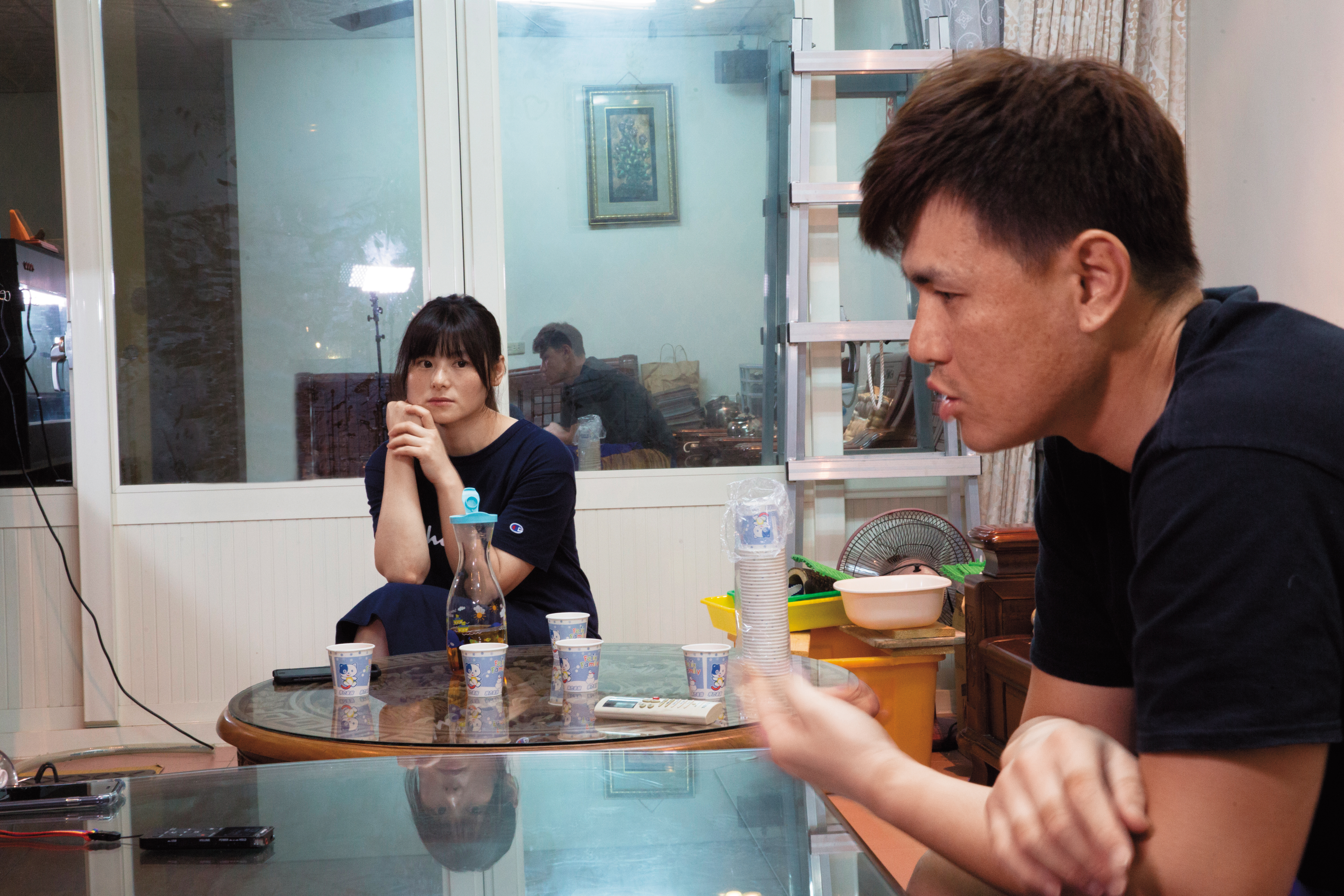 談起女兒出生後的震撼生活，林冠佑（右）仍歷歷在目，吳依凡（左）聽得專心，也一度鼻酸。