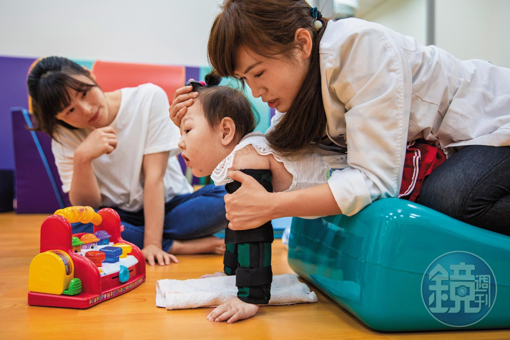 除了每天4次固定服藥、拍痰等,吳依凡(左)每週帶林芊羽(中)復健3次,在復健師的引導下,林芊羽會努力抬頭,讓媽媽也覺得欣慰。