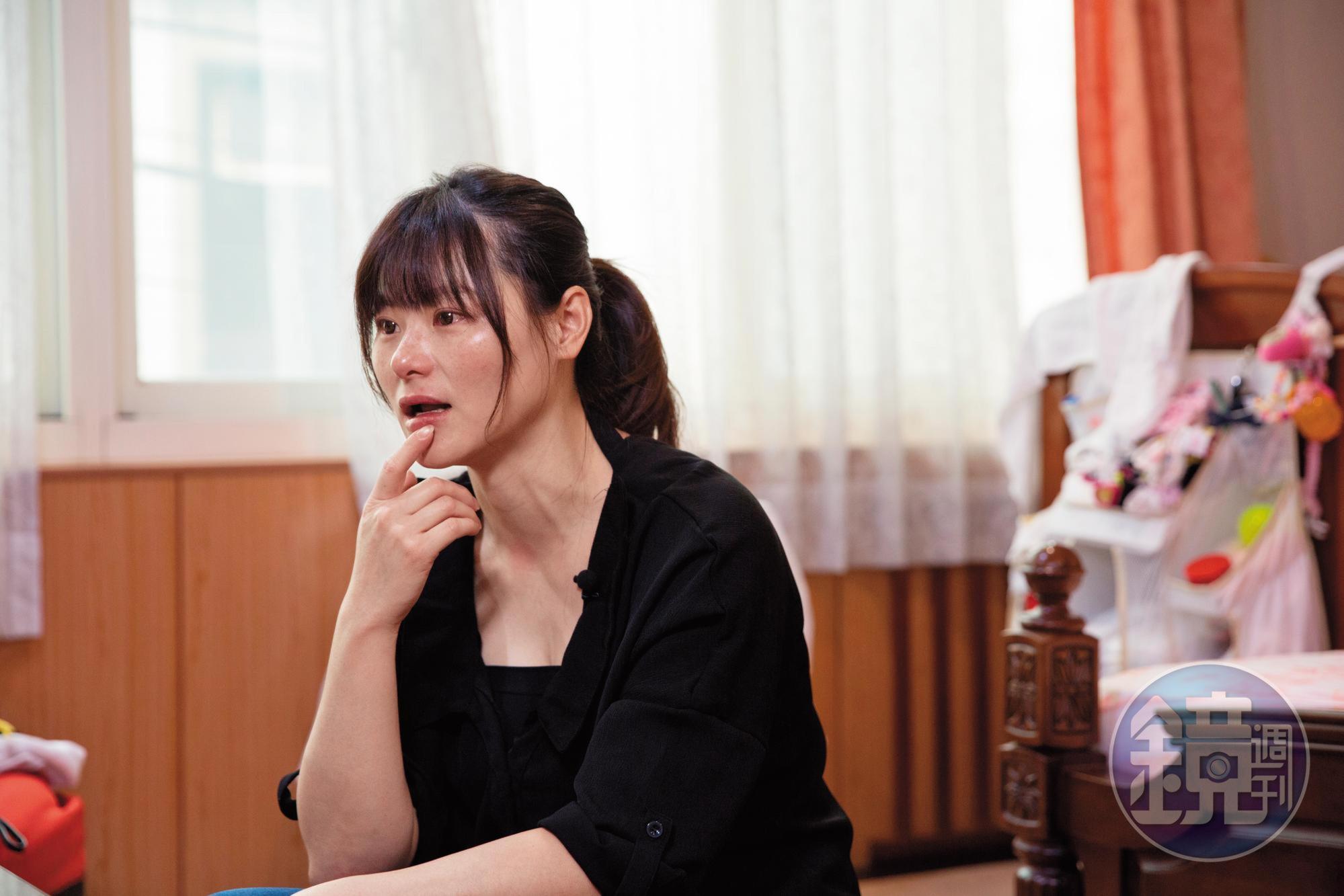 前年9月底,吳依凡創設「芊芊小羽」臉書粉絲頁,開始書寫女兒的故事,希望讓更多人認識罕病,也杜絕歧視。但想起這些年的酸甜苦辣,堅強的她仍忍不住紅了眼眶。