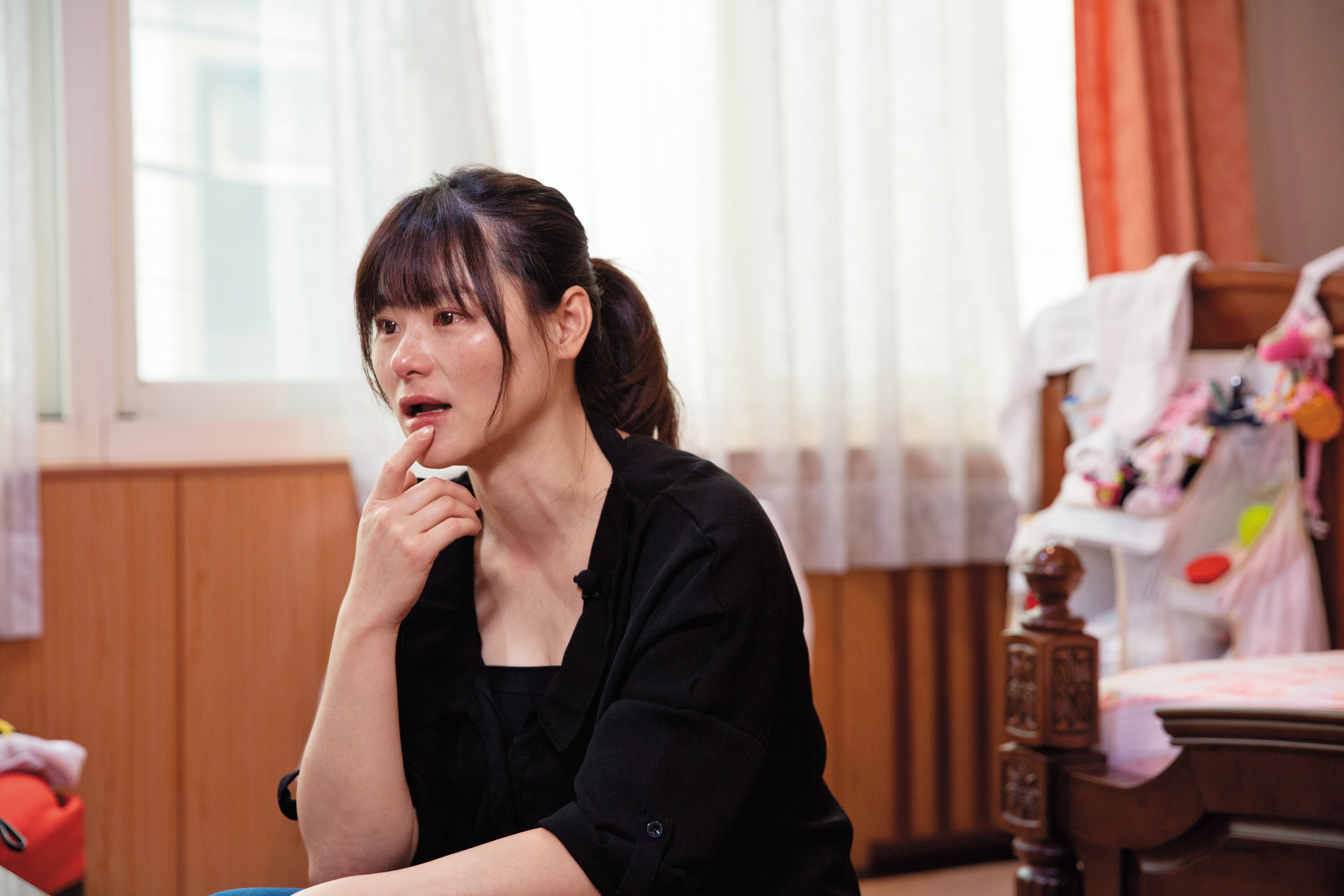 前年9月底，吳依凡創設「芊芊小羽」臉書粉絲頁，開始書寫女兒的故事，希望讓更多人認識罕病，也杜絕歧視。但想起這些年的酸甜苦辣，堅強的她仍忍不住紅了眼眶。