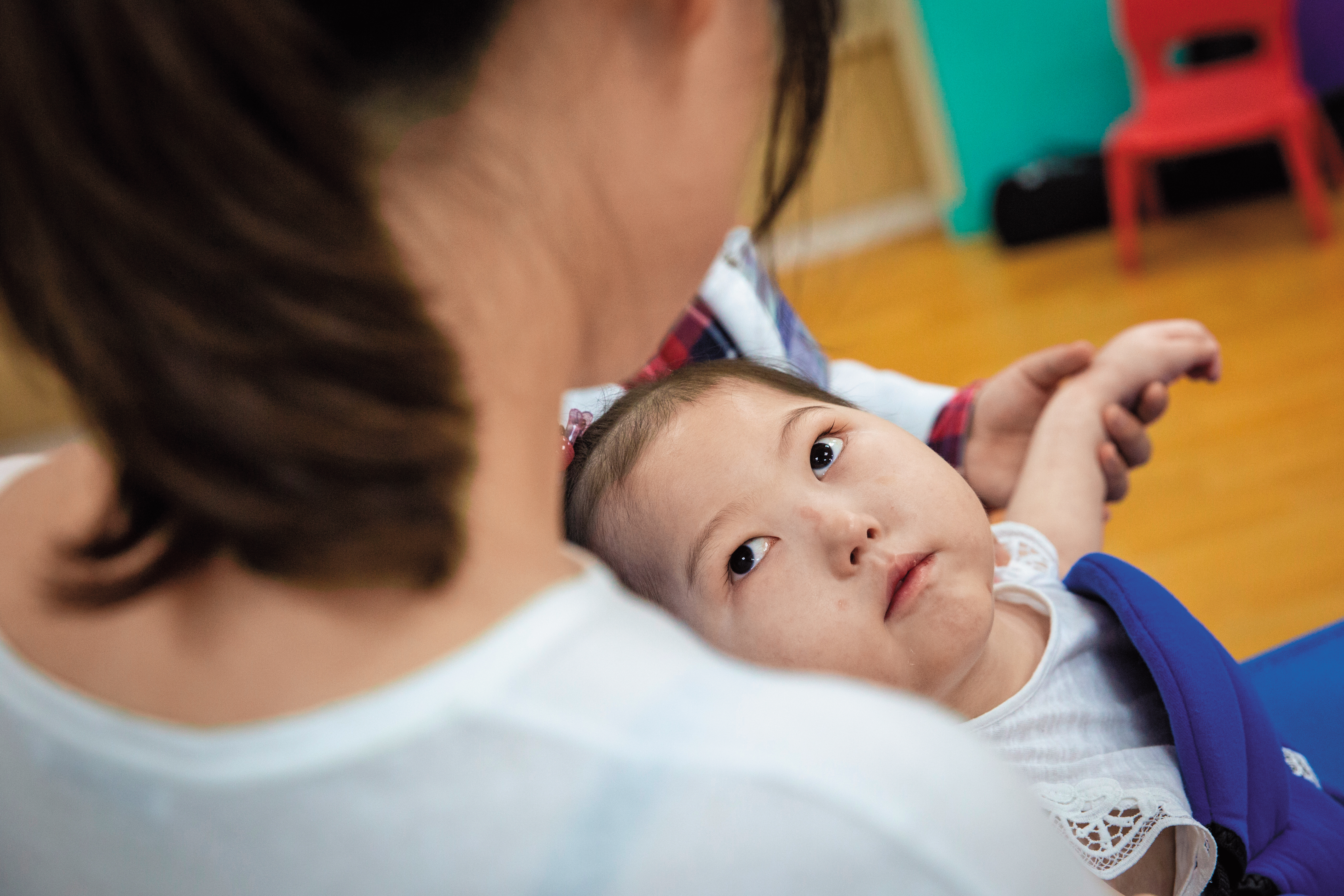 吳依凡（左）每天都會緊緊抱著林芊羽（右），告訴孩子：「妳就是媽媽的寶貝。」採訪那天剛好是復健課，林芊羽突然望向媽媽，眼神像在對媽媽說話。