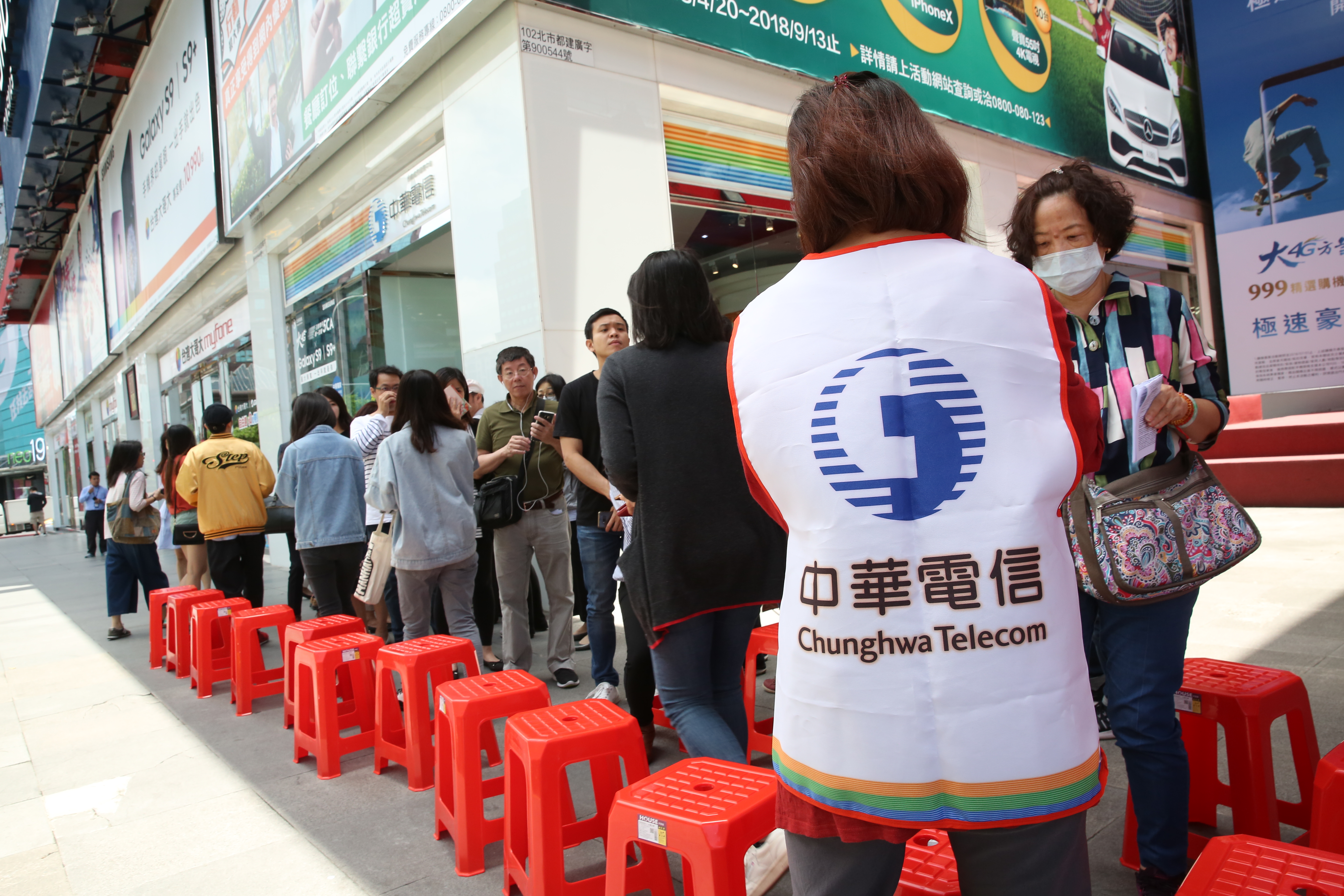 搶著申辦電信優惠方案的民眾大排長龍。