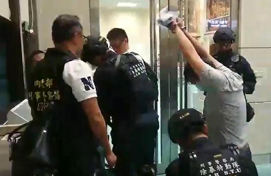 警方對嫌犯進行搜身。(警方提供)