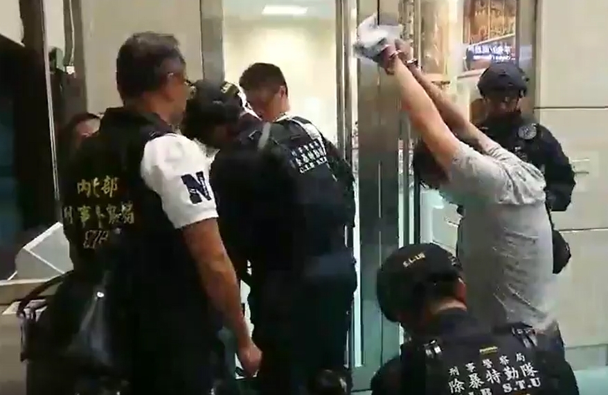 警方對嫌犯進行搜身。（警方提供）