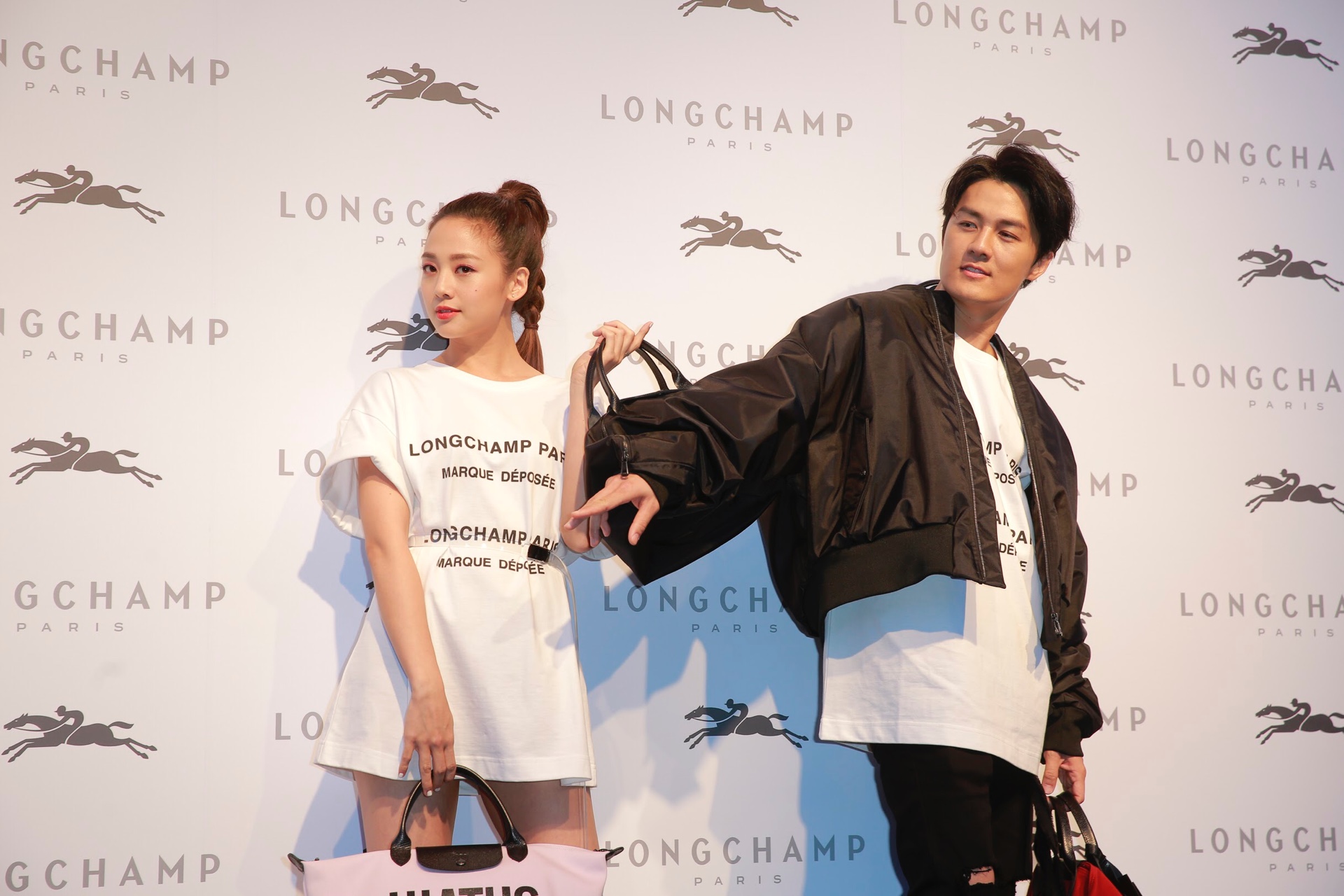 吳克群（右）大方經紀人200萬元賓士跑車，讓記者們個個聽得目瞪口呆。