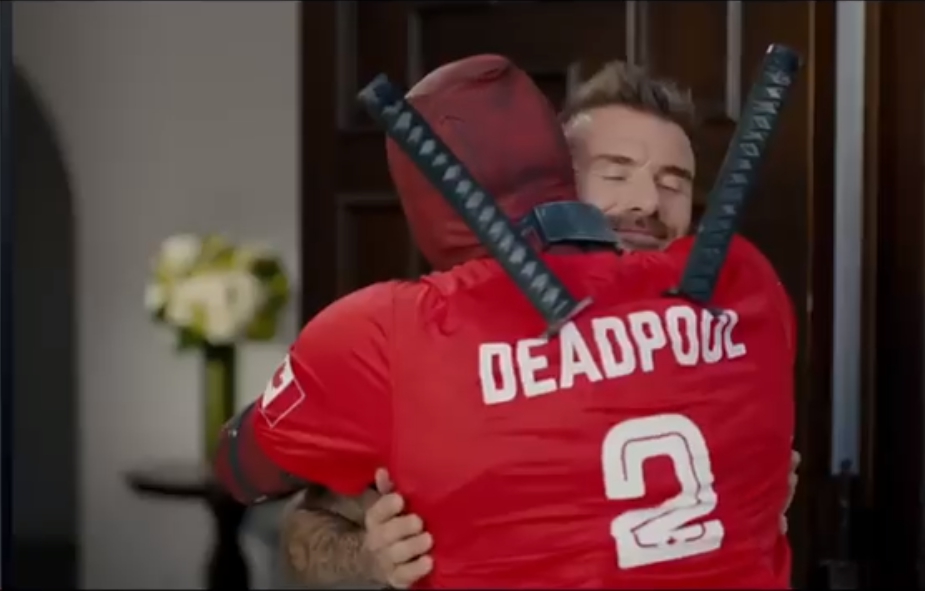 死侍因為嘲笑貝克漢講話像吞了氦氣登門道歉。（取自萊恩雷諾斯臉書）