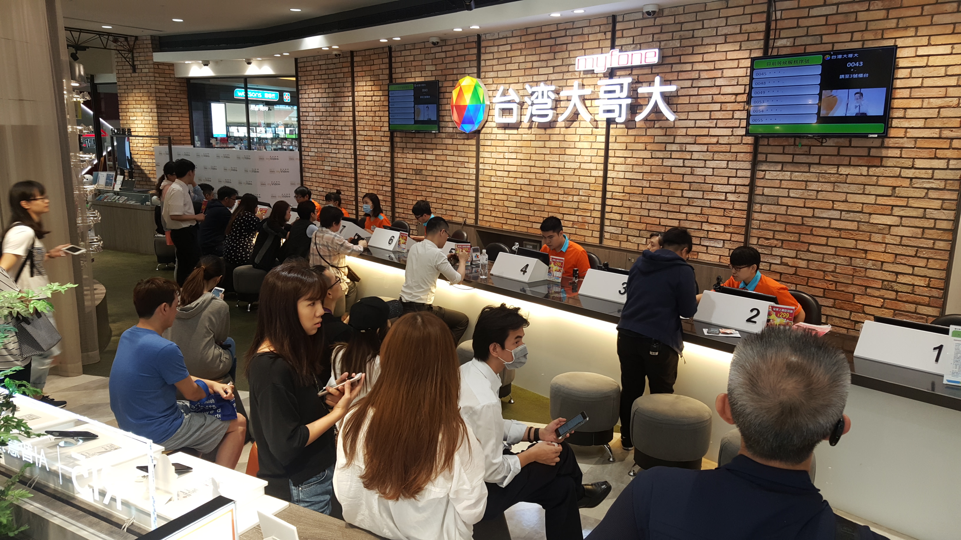 中華電信祭出限時499上網吃到飽方案後，其他業者搶著跟進。