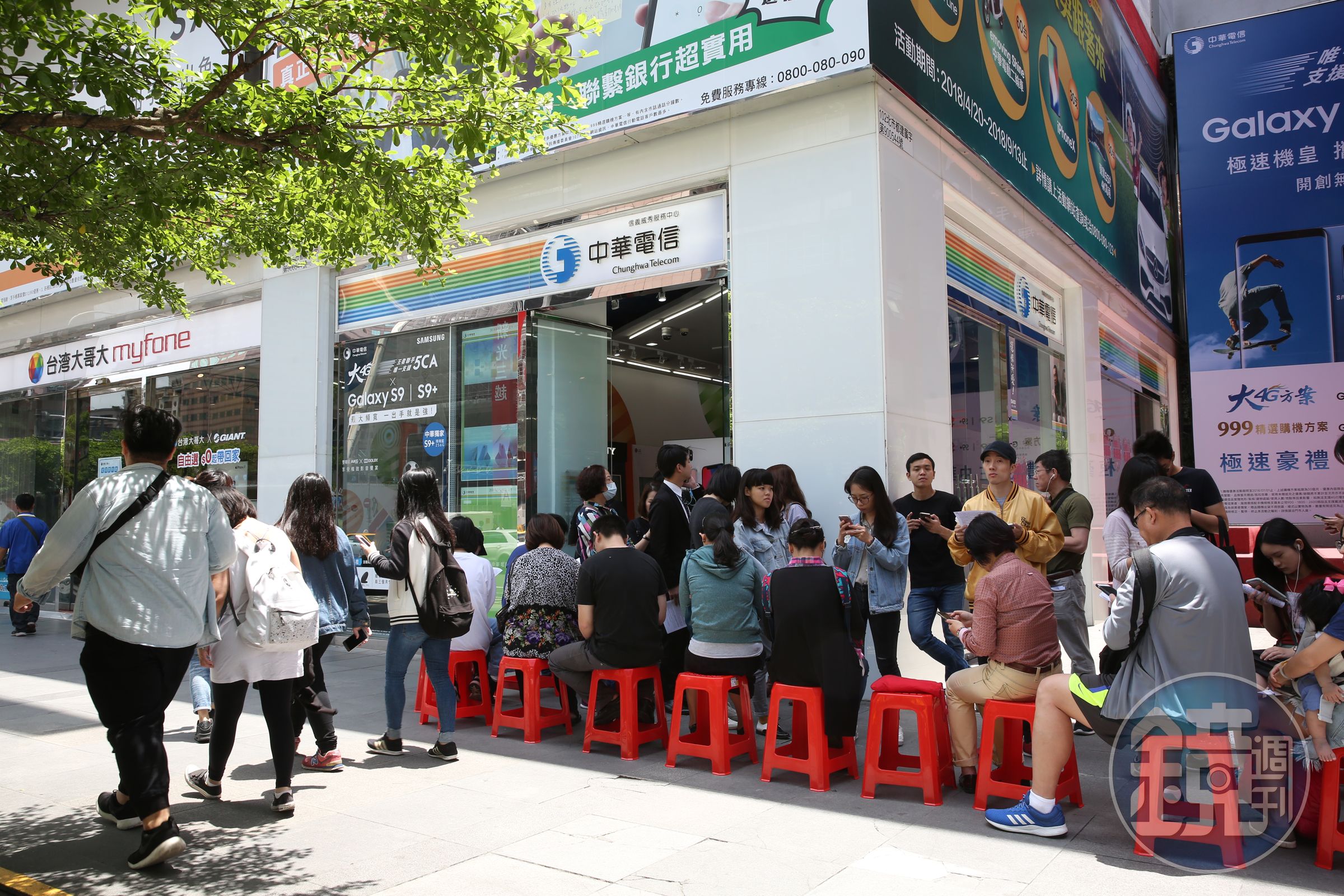 該不該跟搶499方案？得計算違約金額與省下的錢的差額。