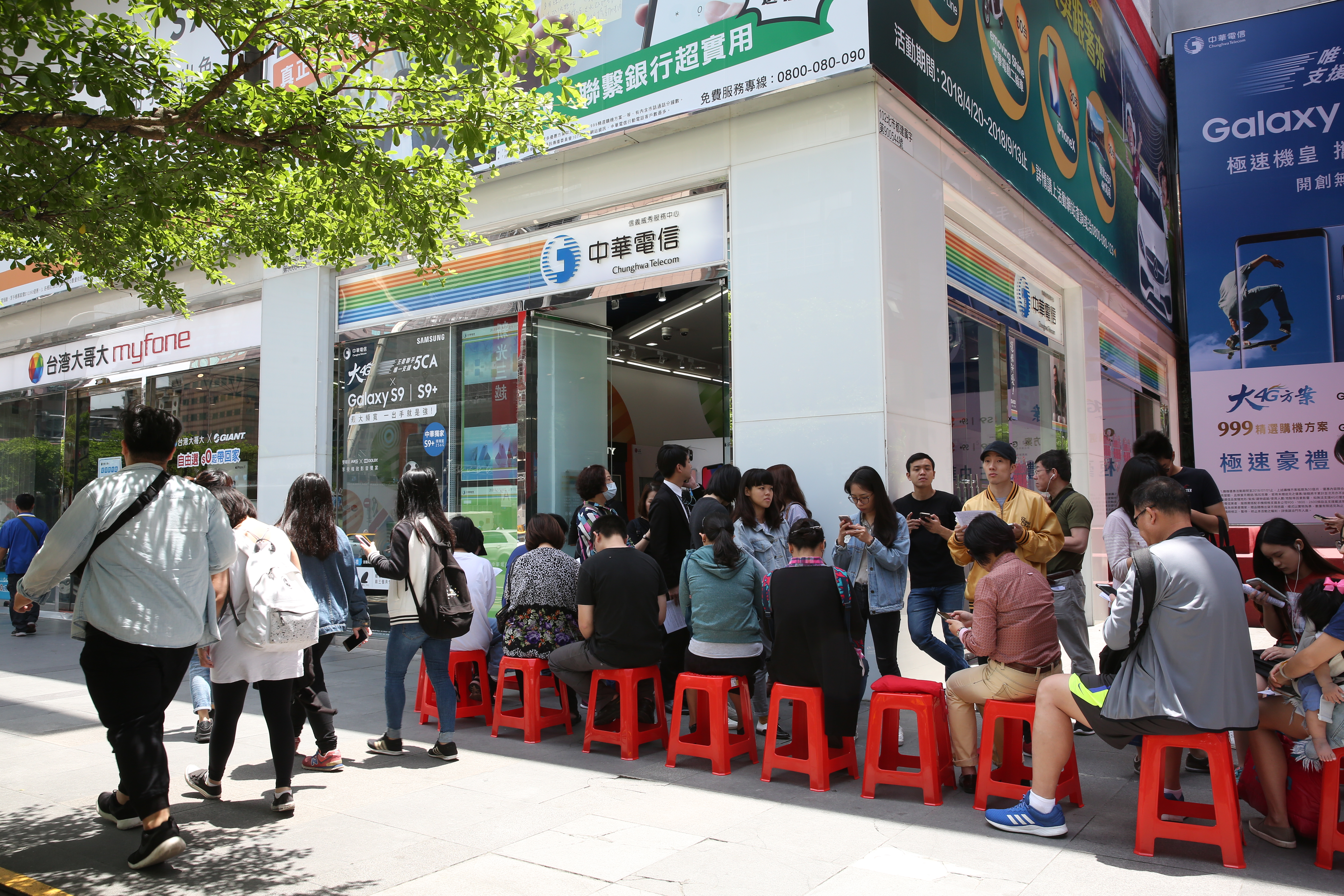 該不該跟搶499方案？得計算違約金額與省下的錢的差額。