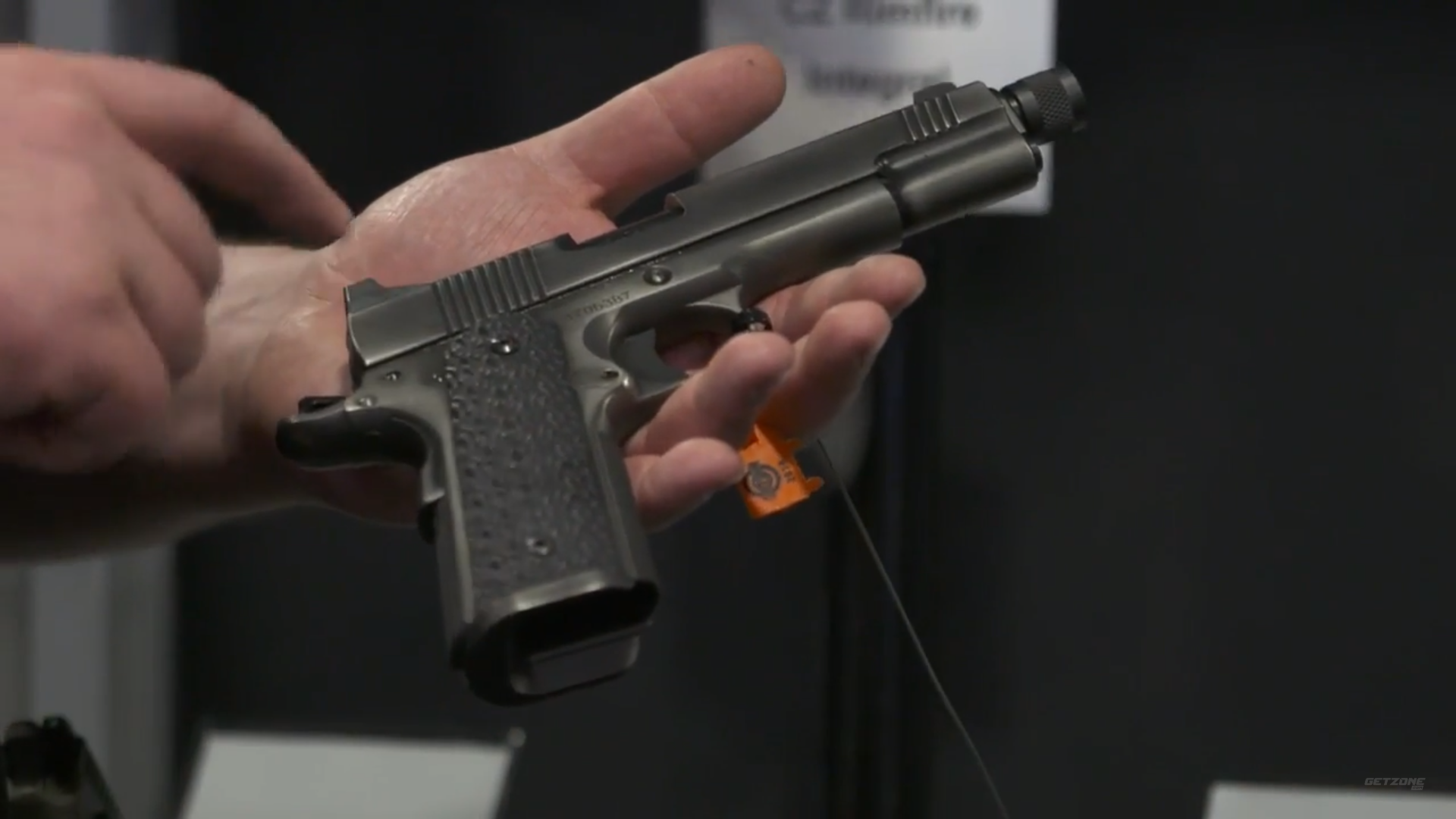 NRA大會中隨處可見銷售員項與會人士介紹大小槍枝。