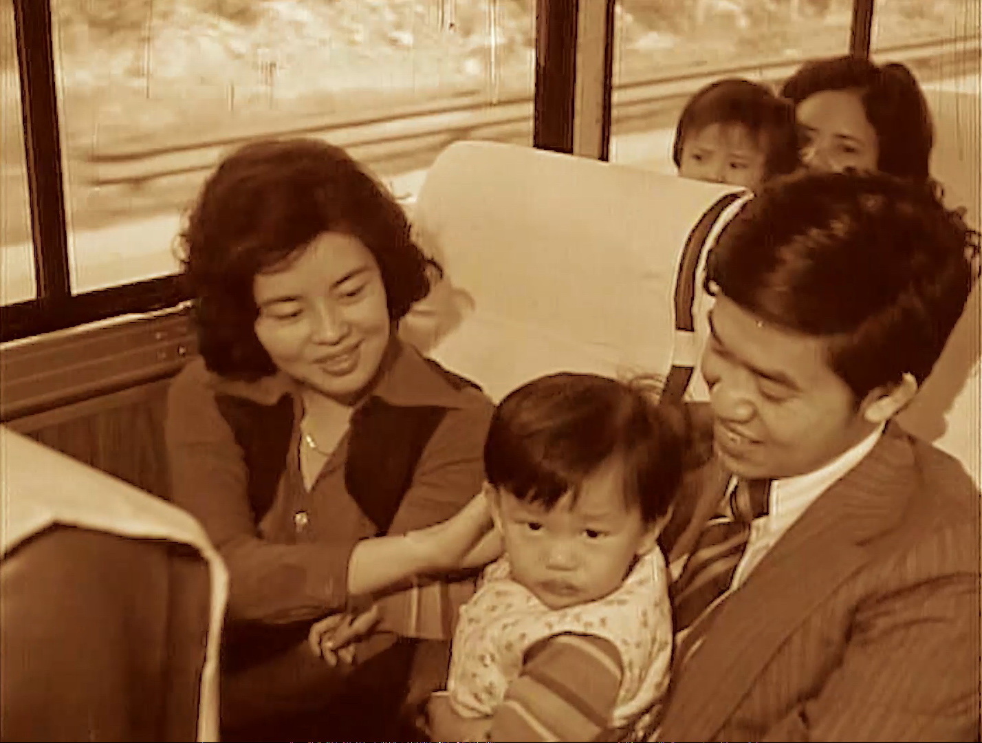 侯季然在《剪刀找貓》中置入以往新聞片裡的自強號火車內畫面。（國家電影中心提供）