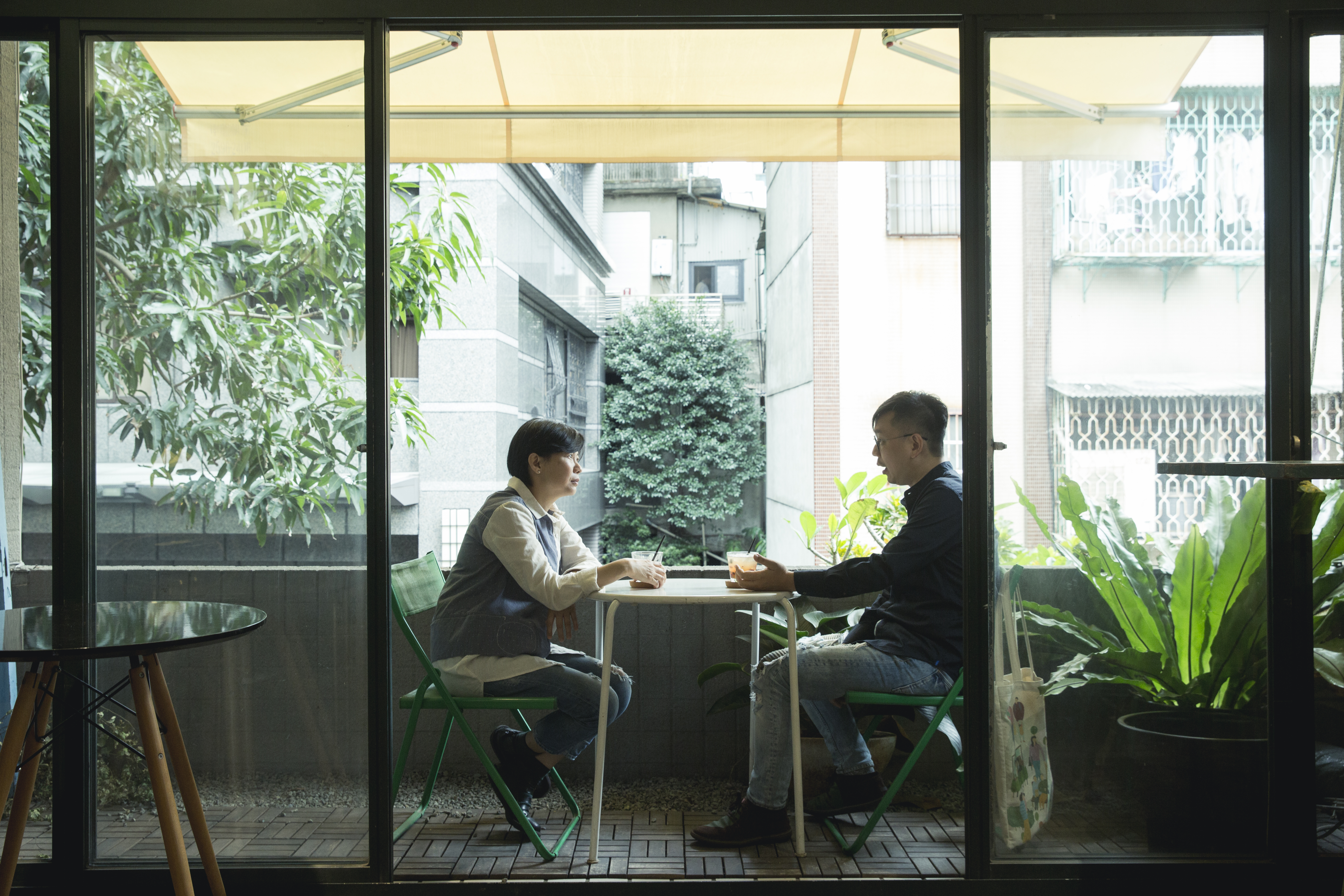 姜秀瓊（左）與侯季然認為老影片充滿歷史感，但受限於時代環境，留下的往往是被刻意呈現的世界。