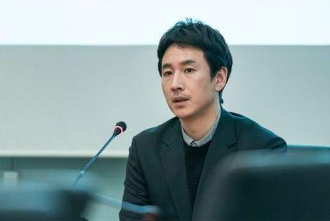 《我的大叔》中,李善均飾演建築公司的結構技師朴東勳,在朴氏三兄弟排行老二,在戲中說出許多經典台詞。