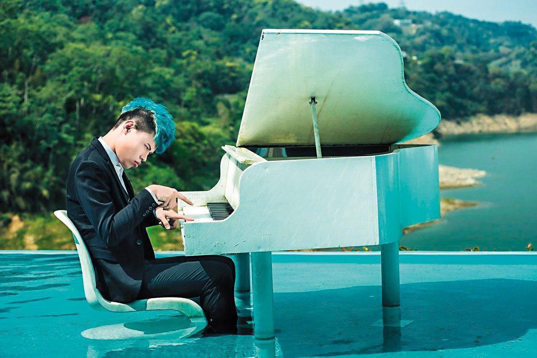 聖結石去年推出單曲〈安儷〉,描述自己做直銷時的心得,至今點閱率破千萬。