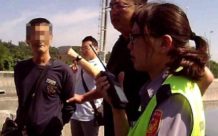 張姓男子觸犯「就業服務法」遭通緝，被逮之後竟「滿褲子大便」。（警方提供）