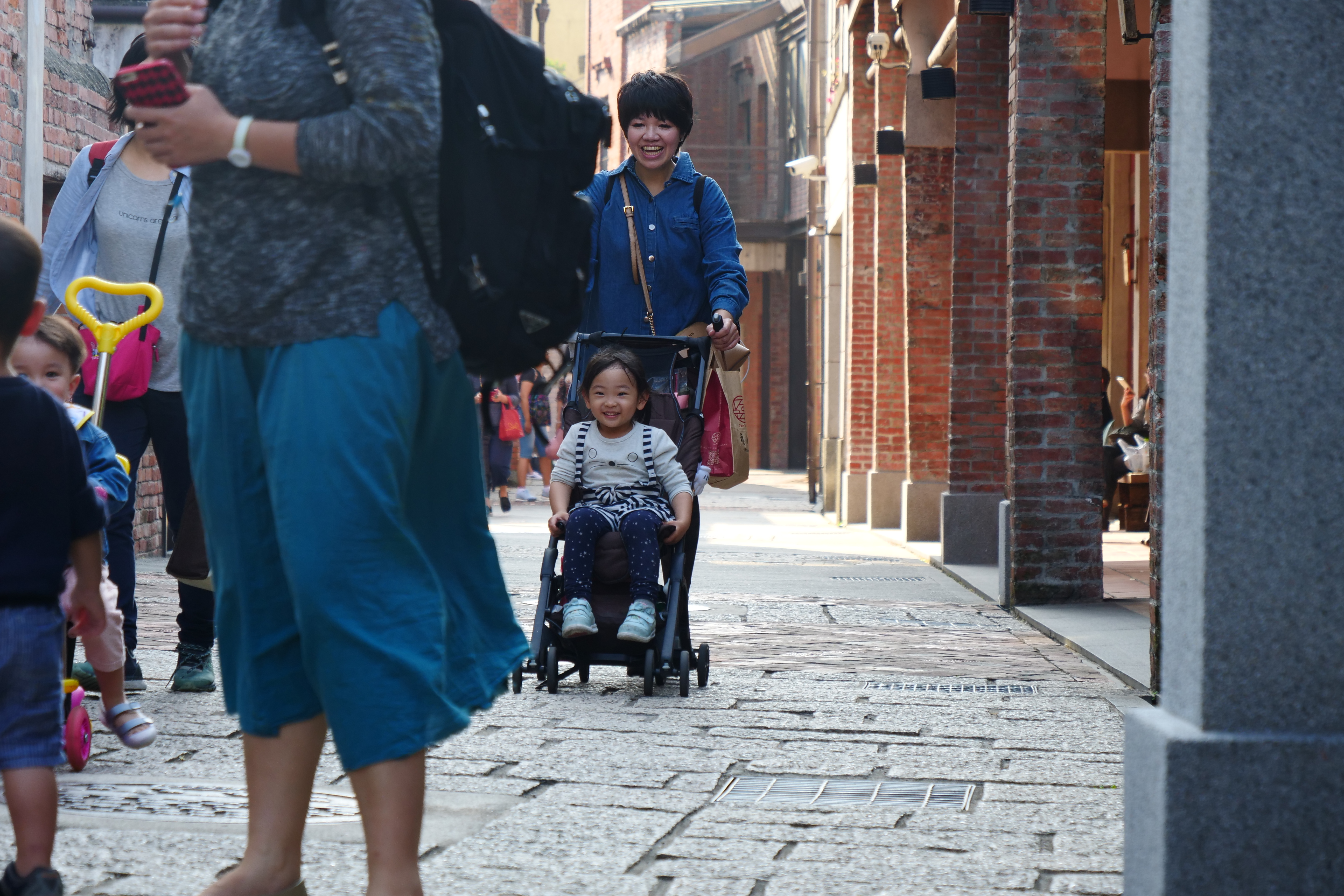 漫步艋舺老街，老時空暗藏青春記憶。