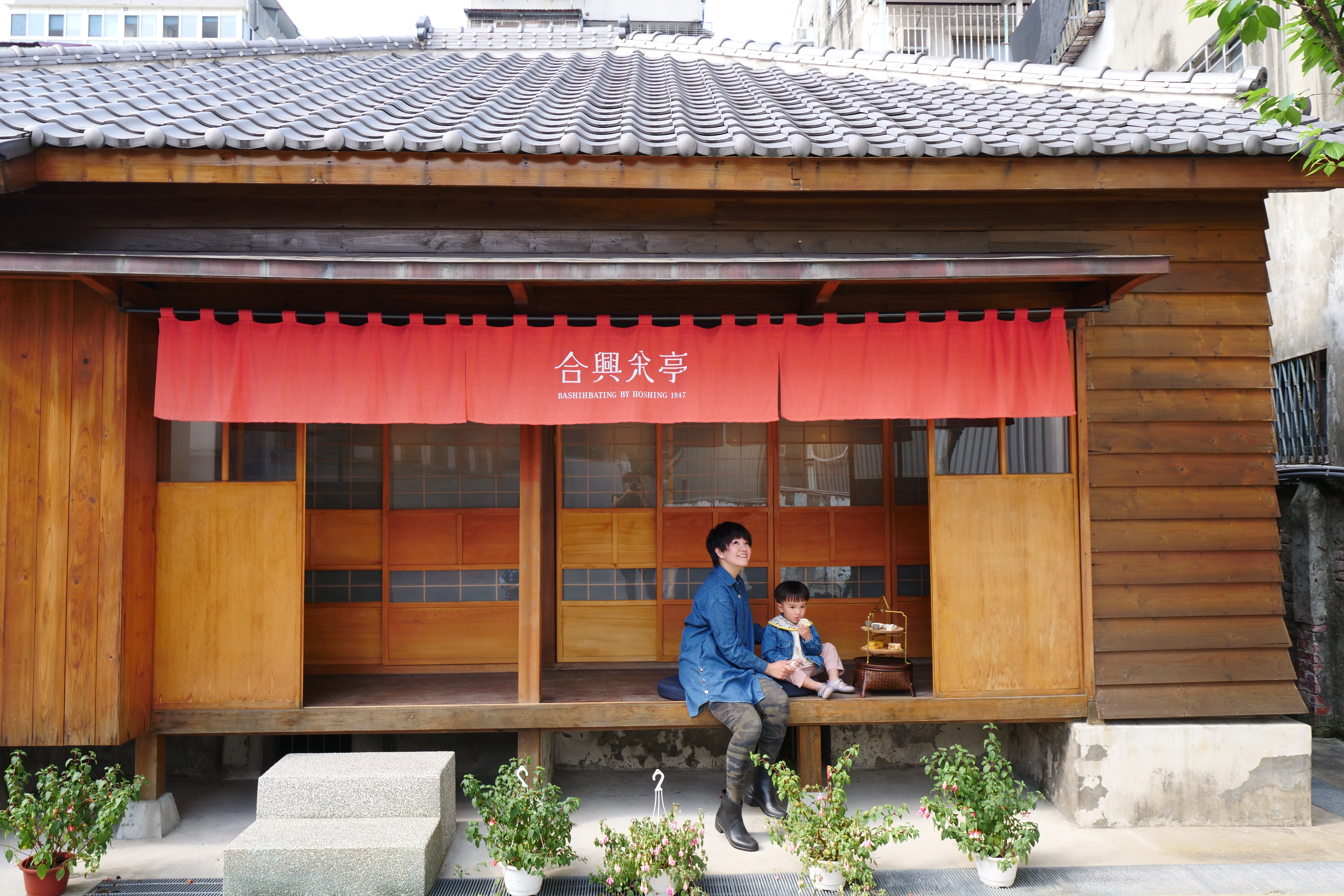 「合興八十八亭」藏身在老市場一隅，坐在門廊，舒心愜意。