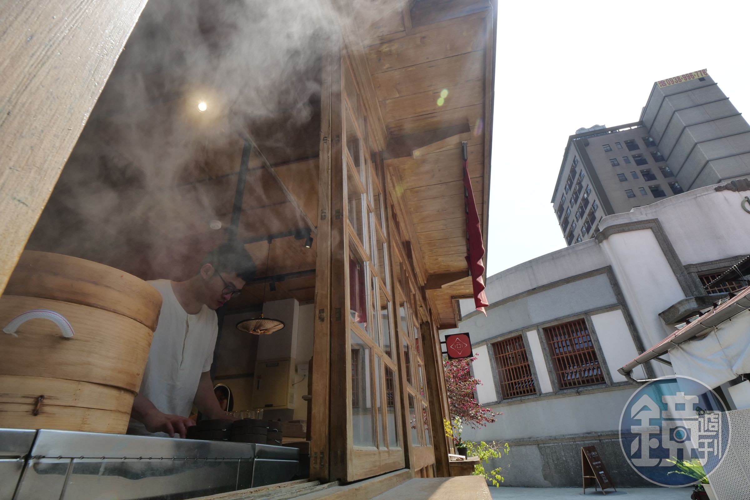 現場製作古法水蒸鬆糕，蒸騰白霧滲出淡淡米香。