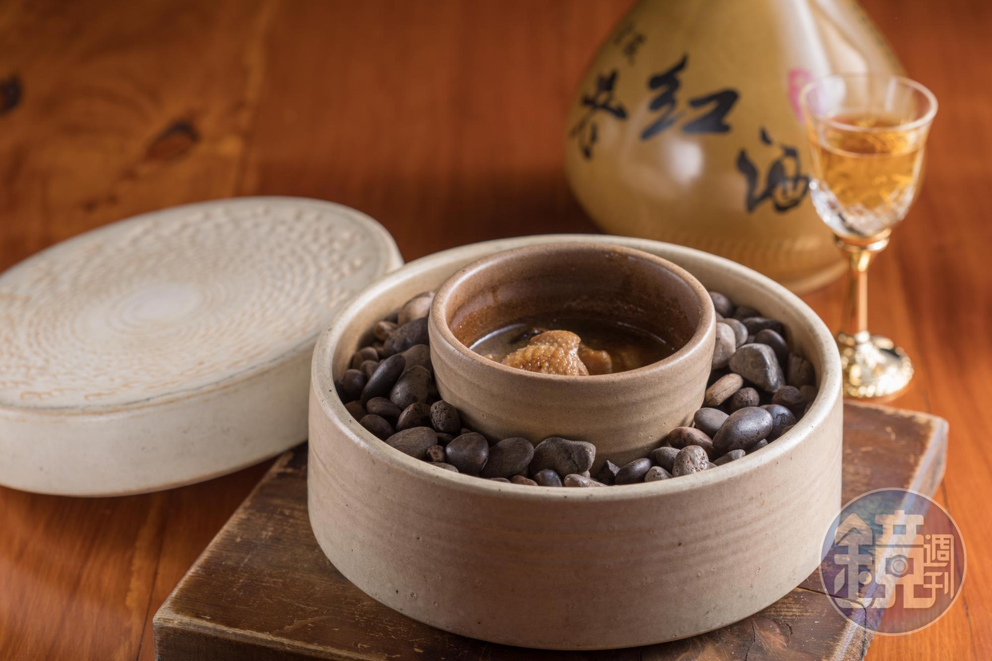 「老紅酒雞湯」拿宜蘭酒廠的「窖藏金雞老紅酒」慢燉仿仔雞，味醇肉嫩，上桌再淋上一小杯酒加味，陶甕器皿出自餐廳老闆陳兆麟的陶藝家弟弟之手，讓喝雞湯的Old School變得有型。（需3天前預訂）