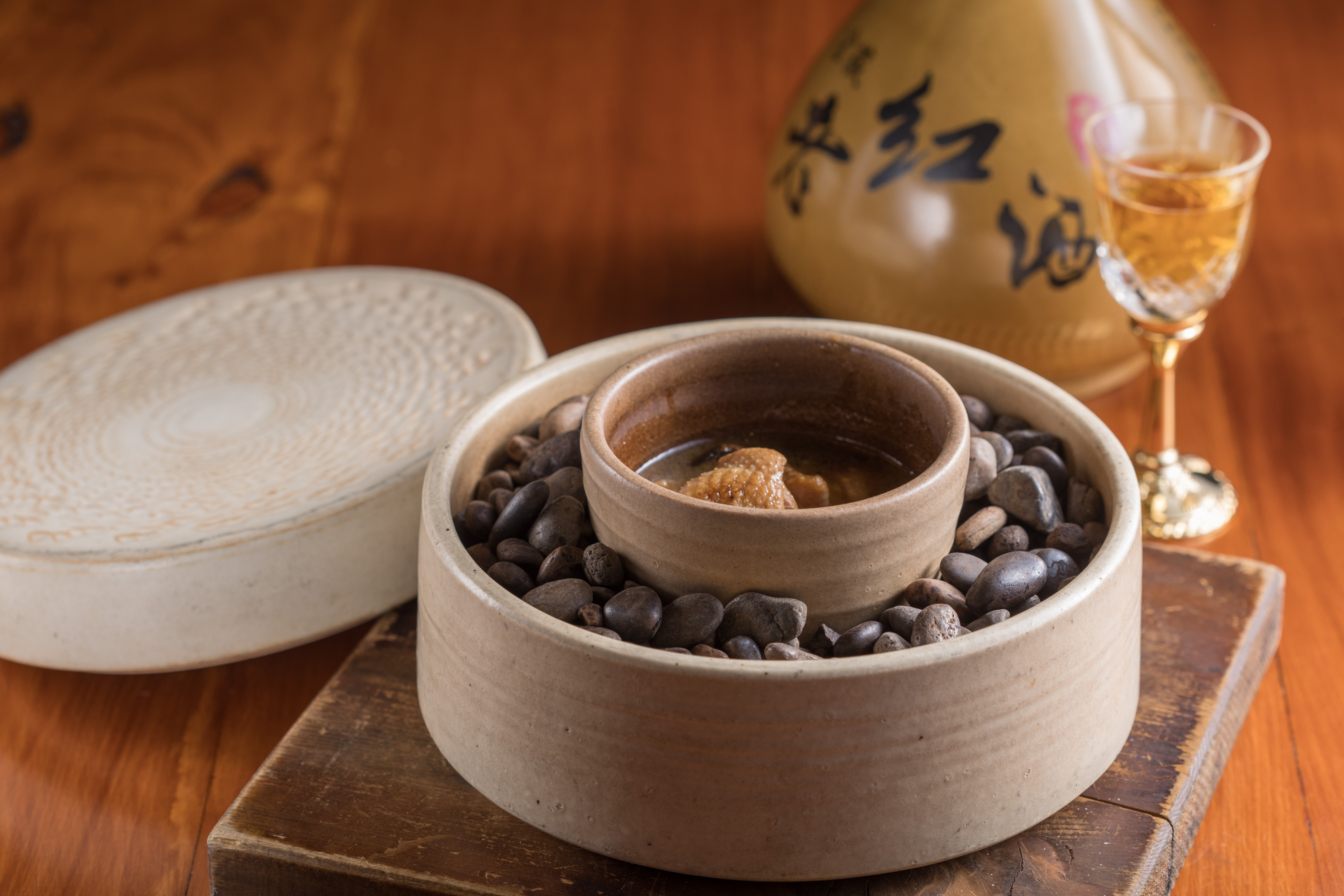 「老紅酒雞湯」拿宜蘭酒廠的「窖藏金雞老紅酒」慢燉仿仔雞，味醇肉嫩，上桌再淋上一小杯酒加味，陶甕器皿出自餐廳老闆陳兆麟的陶藝家弟弟之手，讓喝雞湯的Old School變得有型。（需3天前預訂）