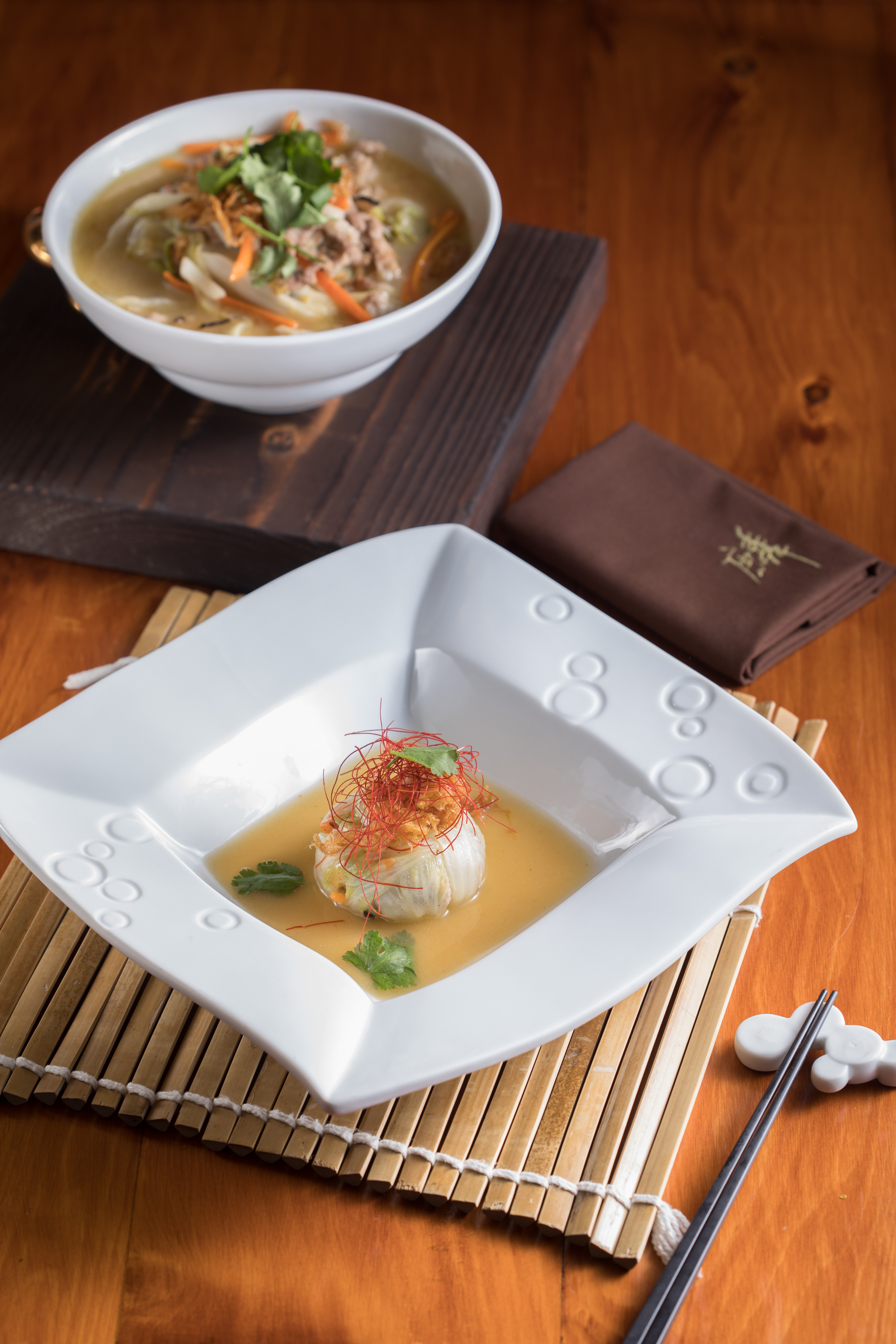 改良「蘭陽西魯肉」的大鍋上菜，這裡是台菜小做，把大白菜手工編成網，包成一顆精緻的圓球上桌。（需3天前預訂）