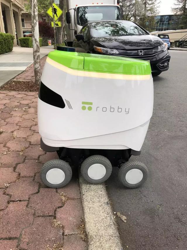 Robby二代機器人上下路檻(圖片來源:DT君)
