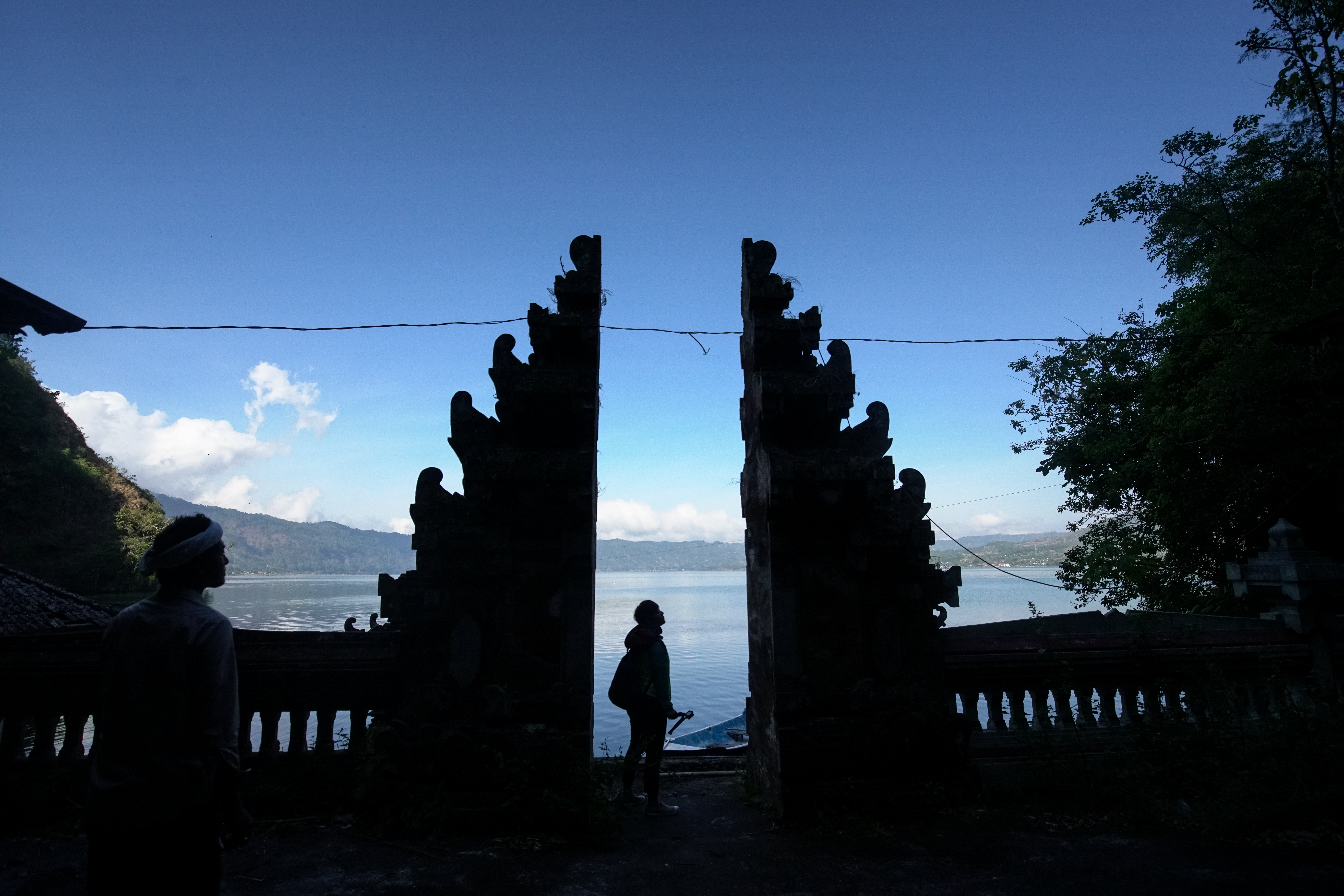 進入天葬村前，必須先進當地神廟打招呼祈福。