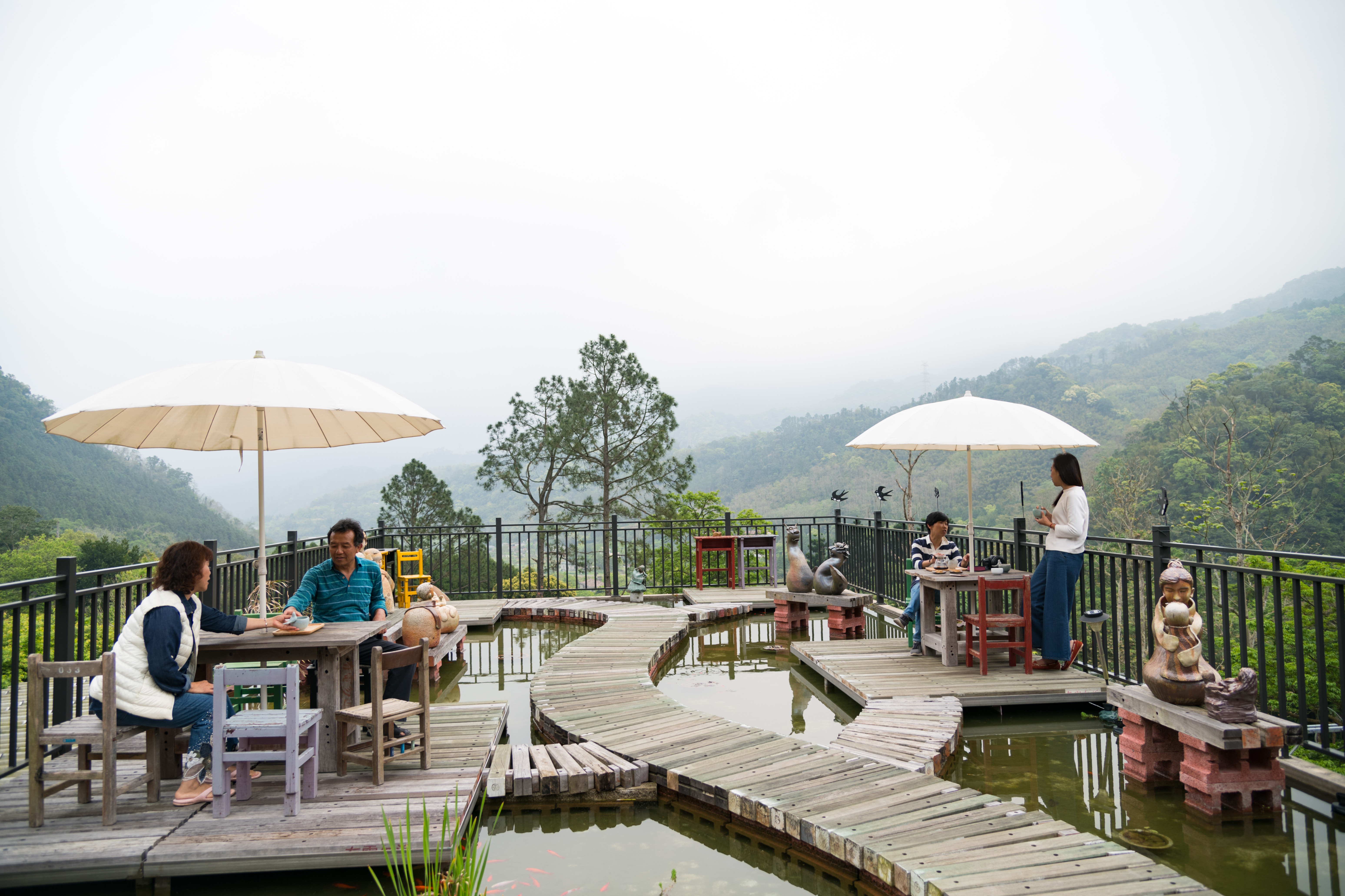 特別設計的觀景台，可綜覽群山，也讓民宿有了一己的特色。