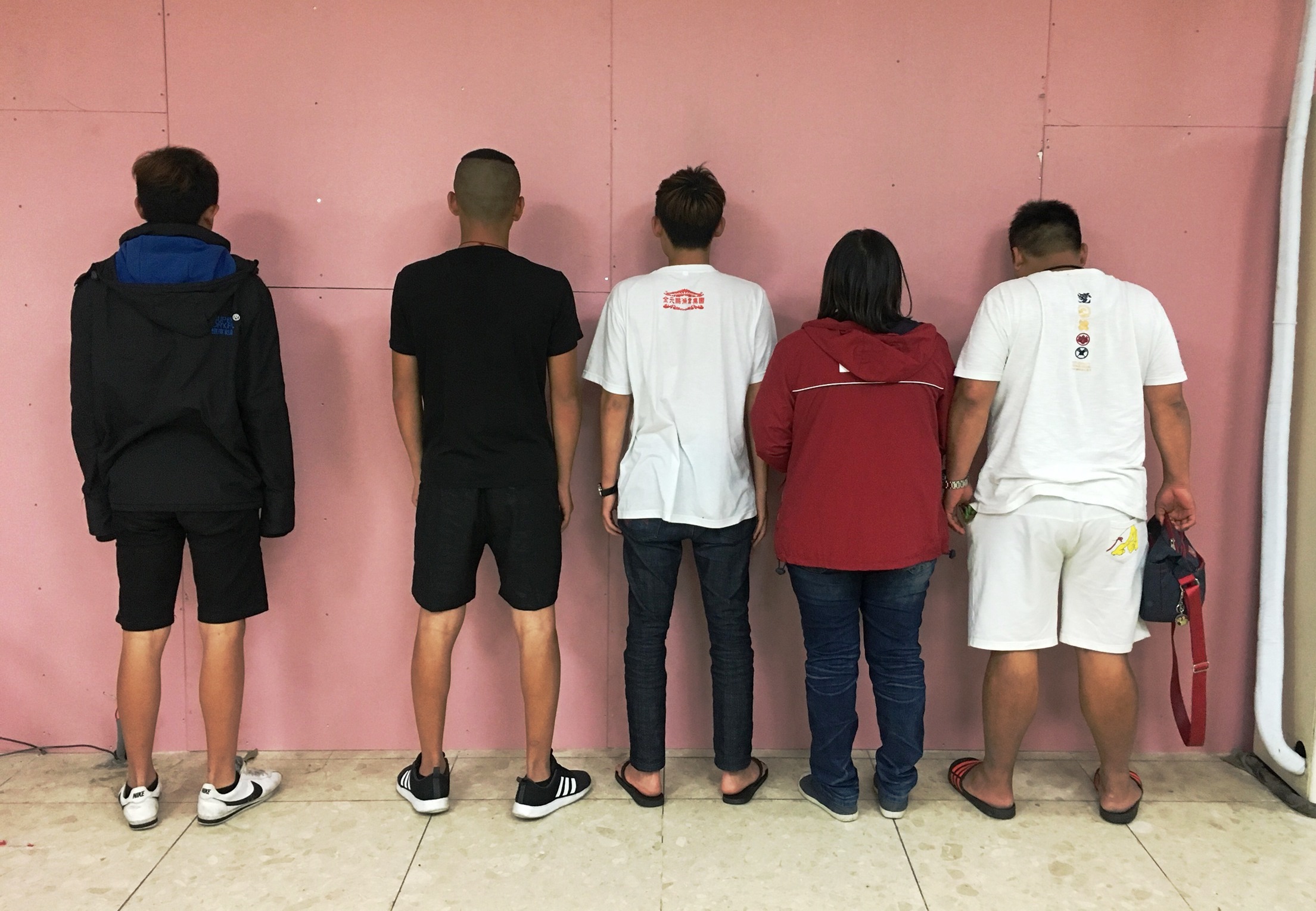 受虐兒家屬不滿孩童被安置，竟聚眾毆打社工。（翻攝畫面）