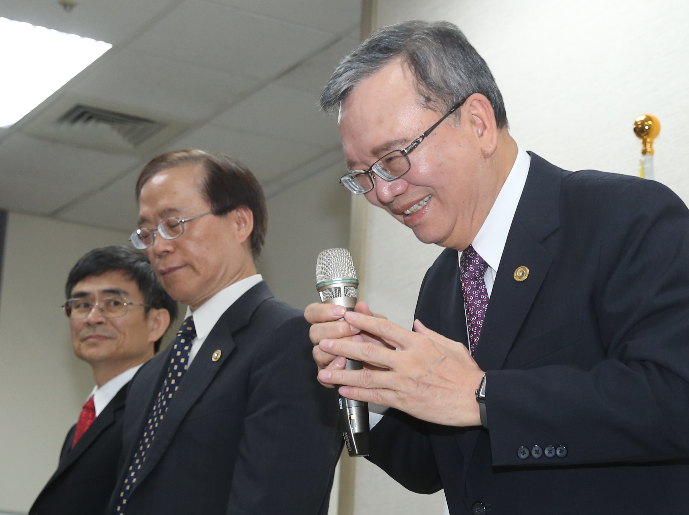 針對499方案，中華電信今天召開記者會說明，表示是短期促銷，不是常態。(圖右為中華電信董事長鄭優)