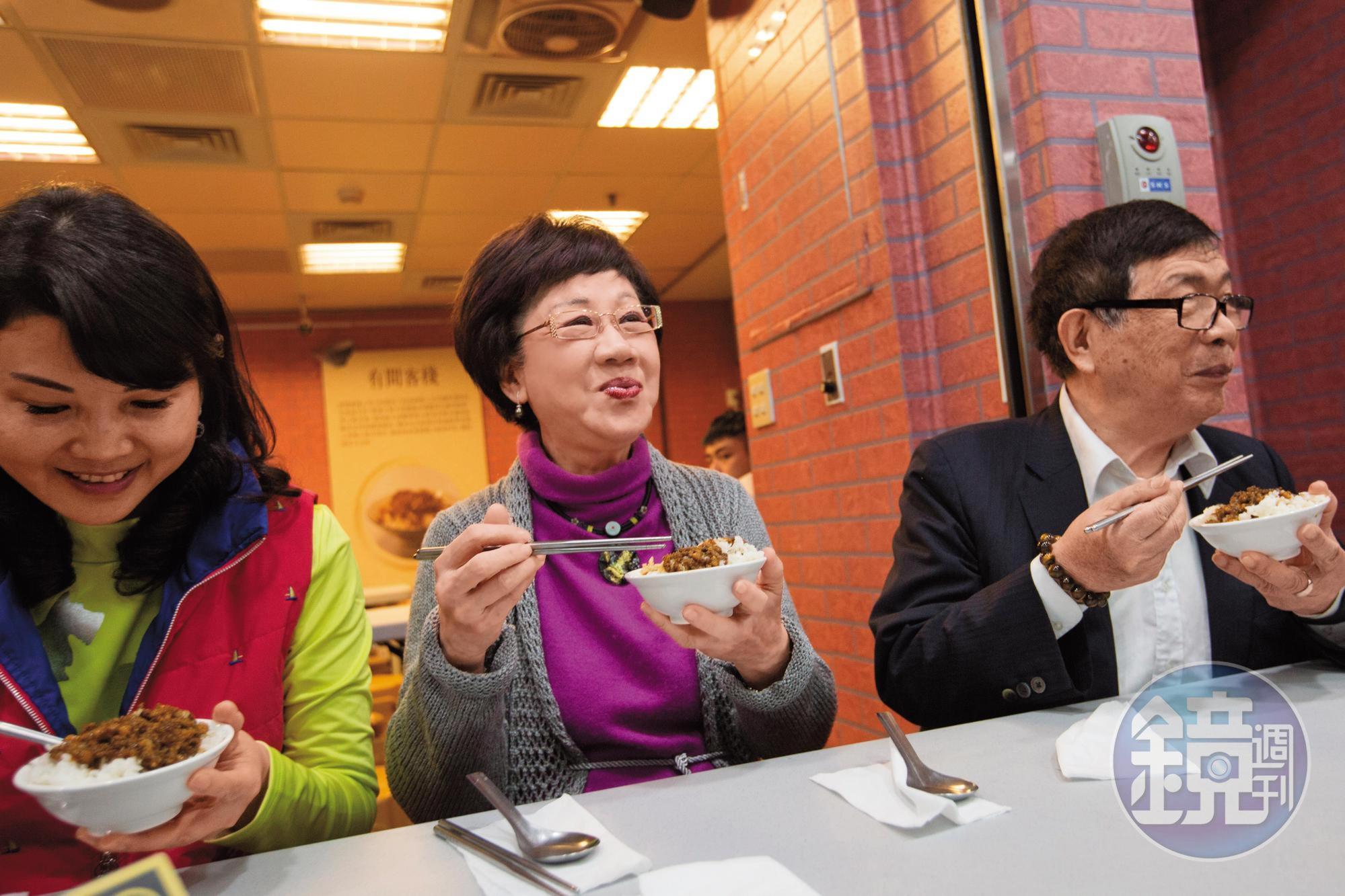 呂秀蓮造訪台北地下街，大啖滷肉飯，但她稱自己不重吃，沒有物欲，生活宛如老僧入定。