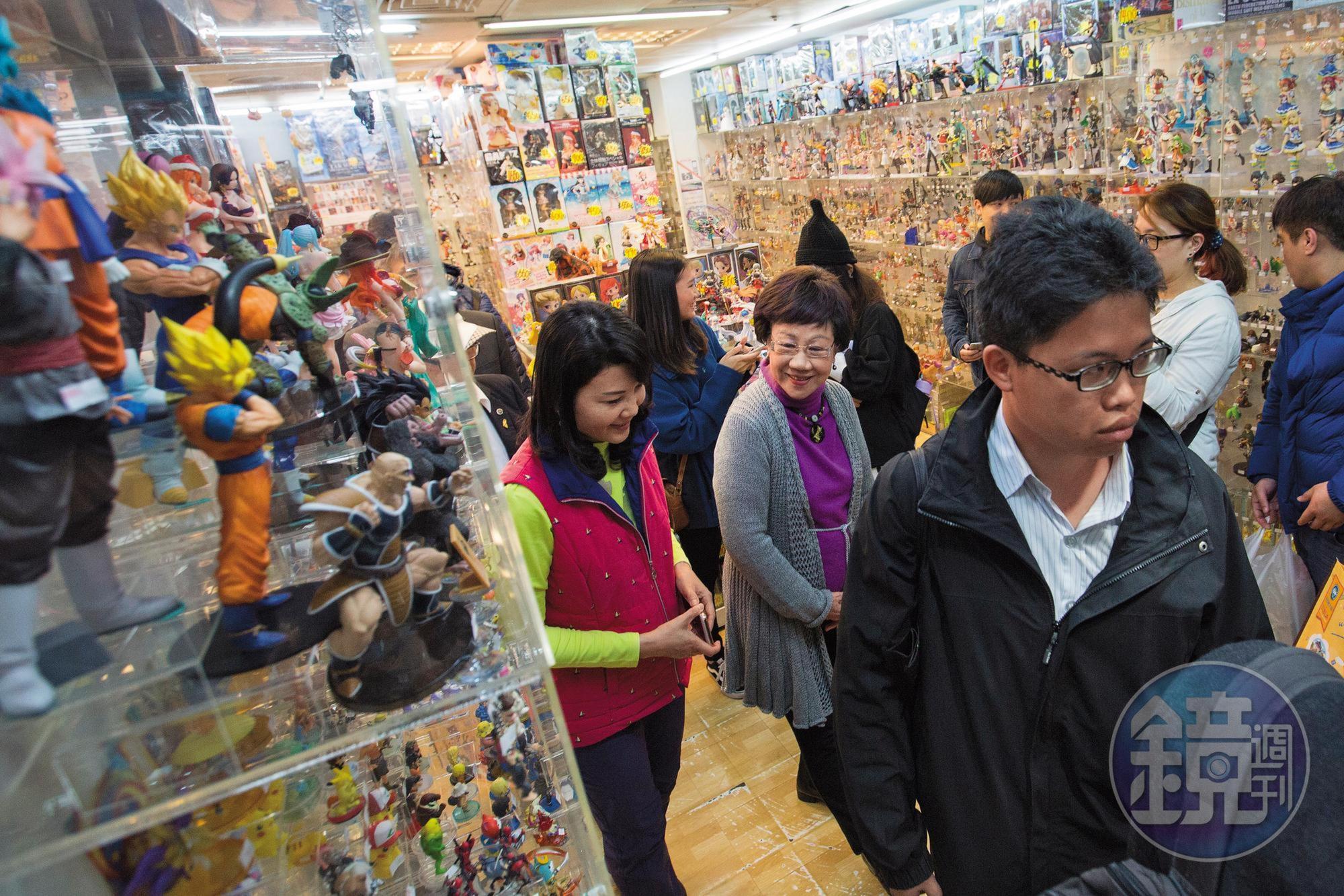 呂秀蓮參觀公仔店,說自己想藉由這次選舉和年輕世代對話。