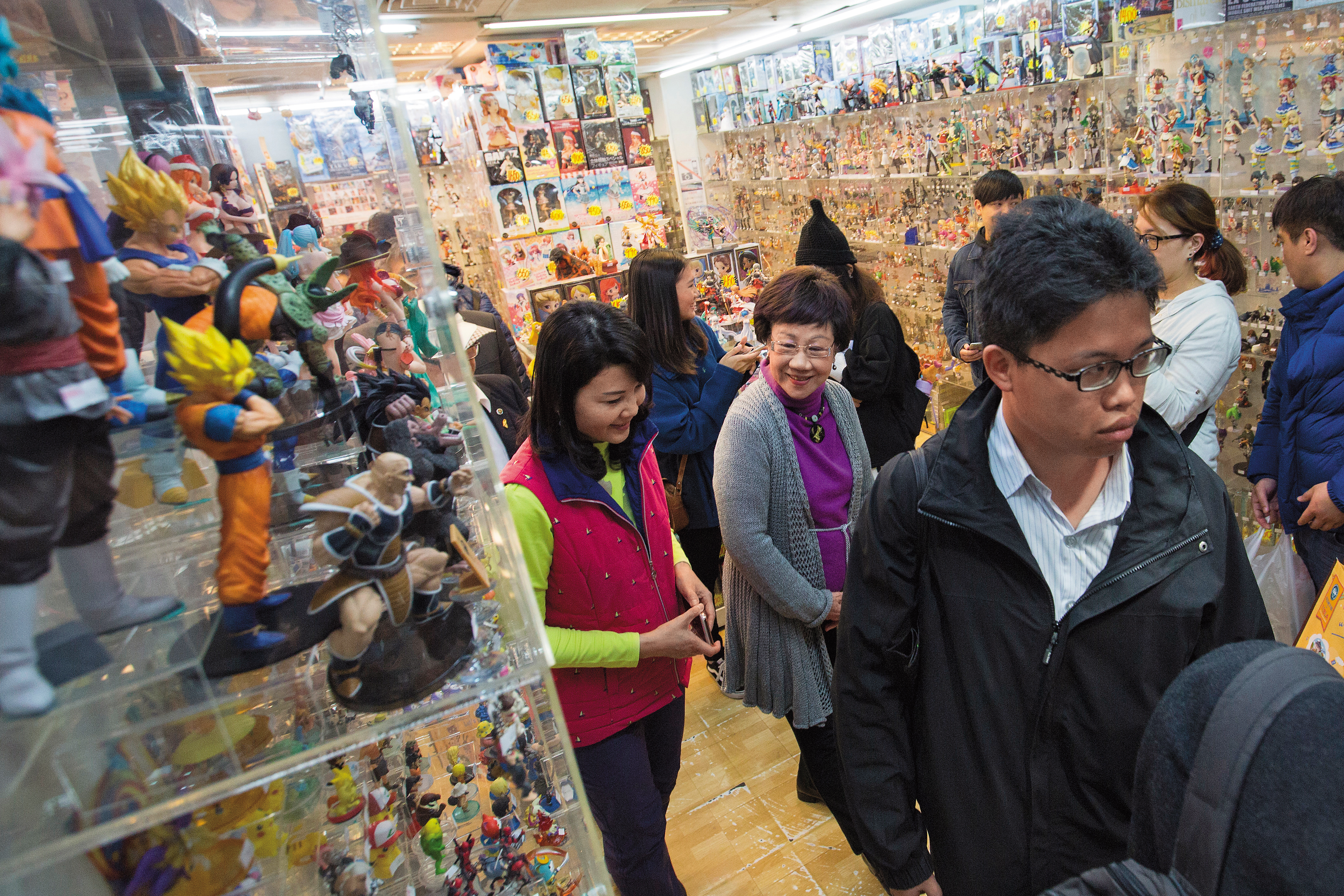 呂秀蓮參觀公仔店，說自己想藉由這次選舉和年輕世代對話。