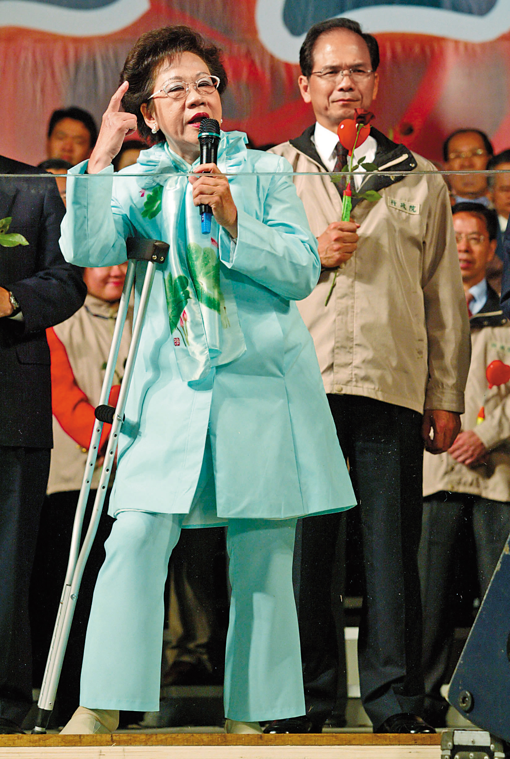 2004年總統大選,呂秀蓮(左)和陳水扁以極微弱差距險勝,遭泛藍人士質疑為「2顆子彈的勝利」。右為游錫堃。(達志影像)