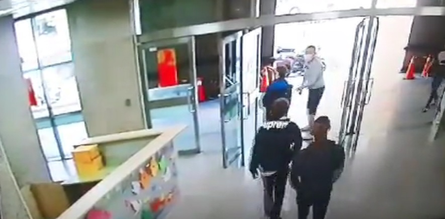 3社工師約談家屬竟被黑衣人痛毆，新北市府已提告維護公權力。（翻攝畫面）