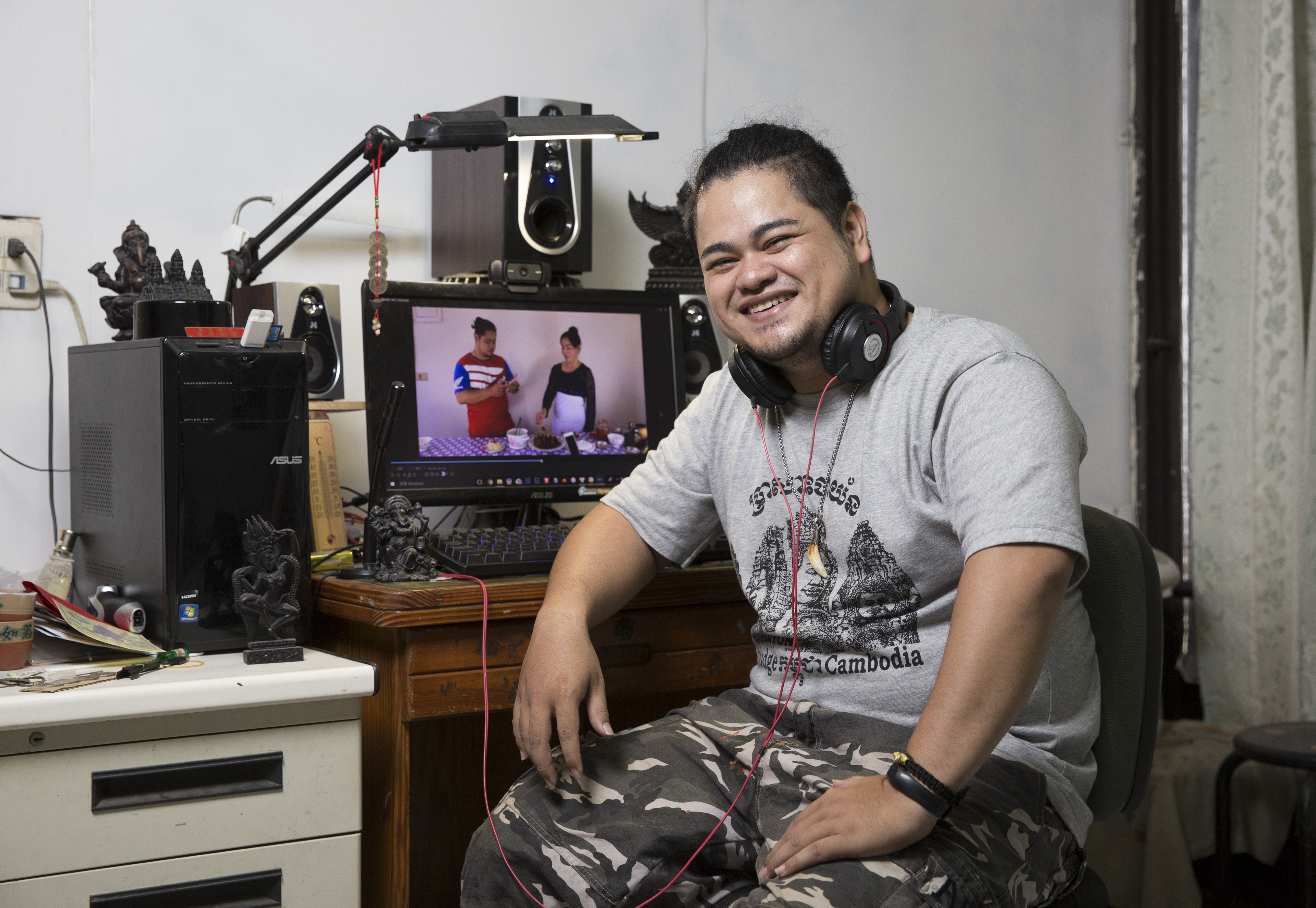 陳玉旺經營「越南阿旺」粉絲頁，翻譯越南網紅或MV的影片，也跟媽媽拍柬埔寨料理教學影片。