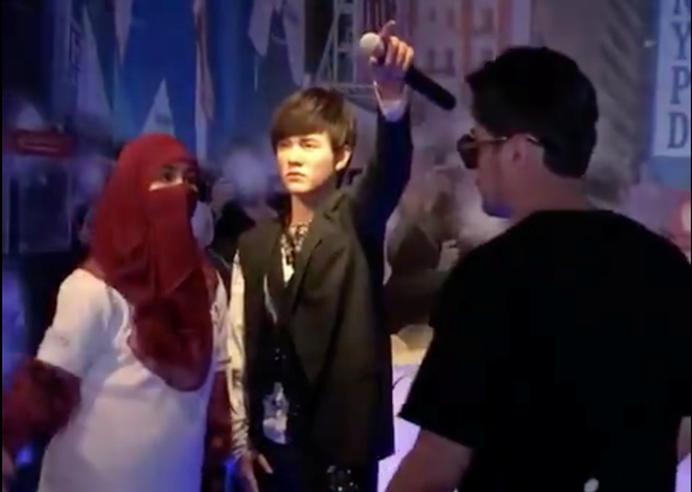 妹子與周杰倫蠟像合照時，本尊就站在旁邊。（翻攝自周杰倫微博）