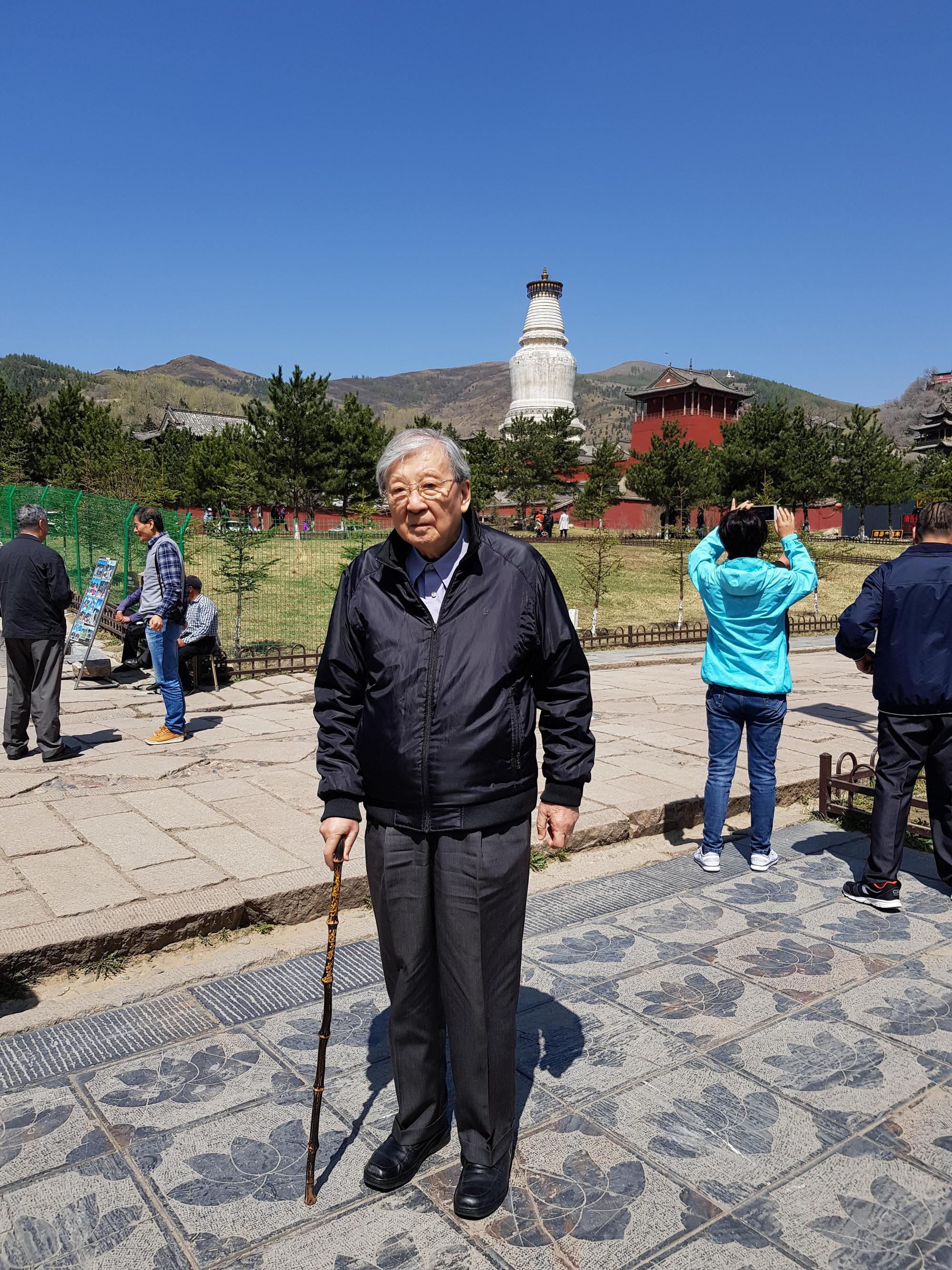 李行拄枴杖上山西五台山出席兩岸電影展活動。