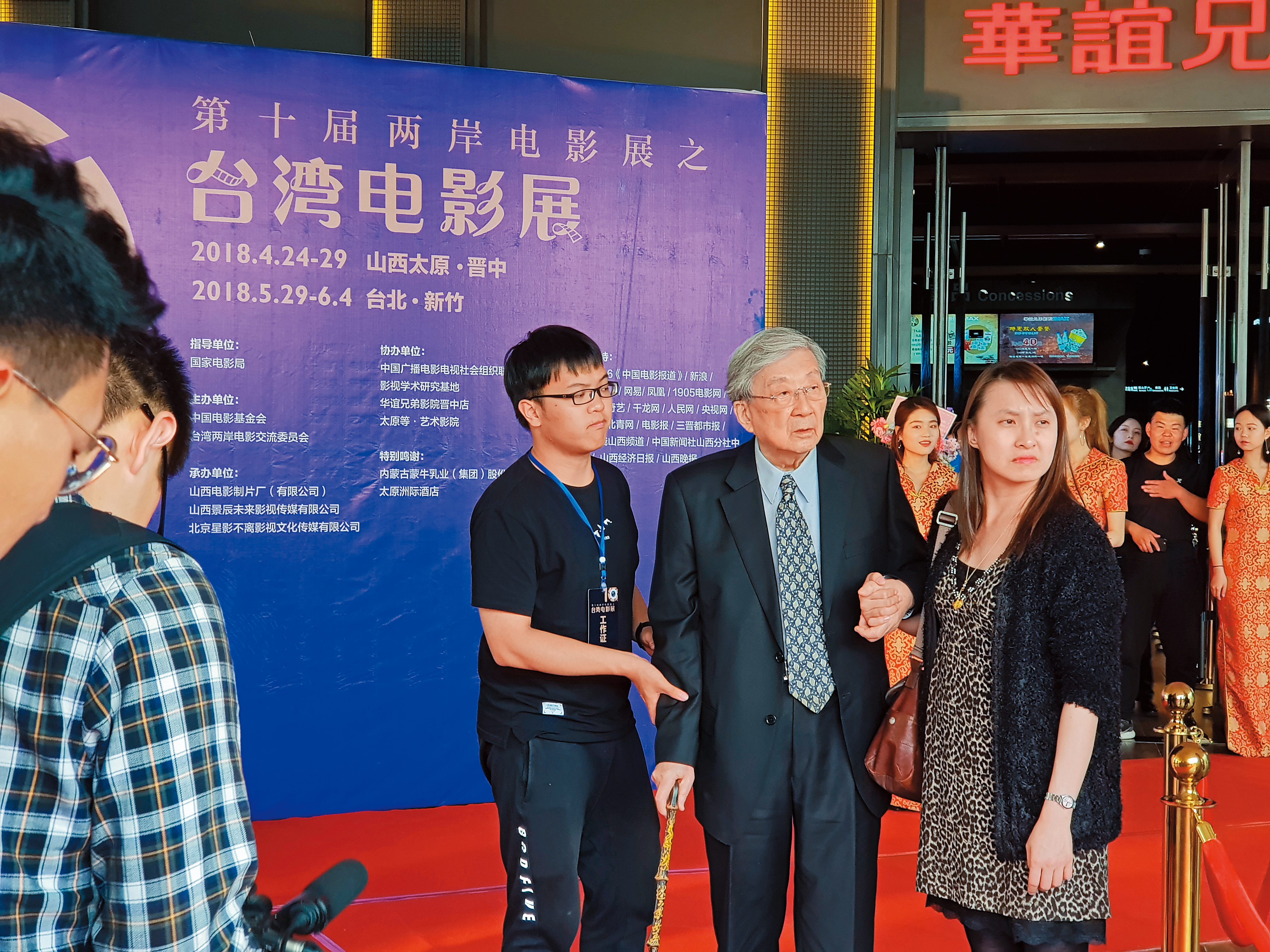 這兩年兩岸政府幾乎零交流，導演李行（中）關心年輕影人發展，即使高齡近90仍親自率領參與兩岸電影展活動，盼替台灣導演開發大市場。