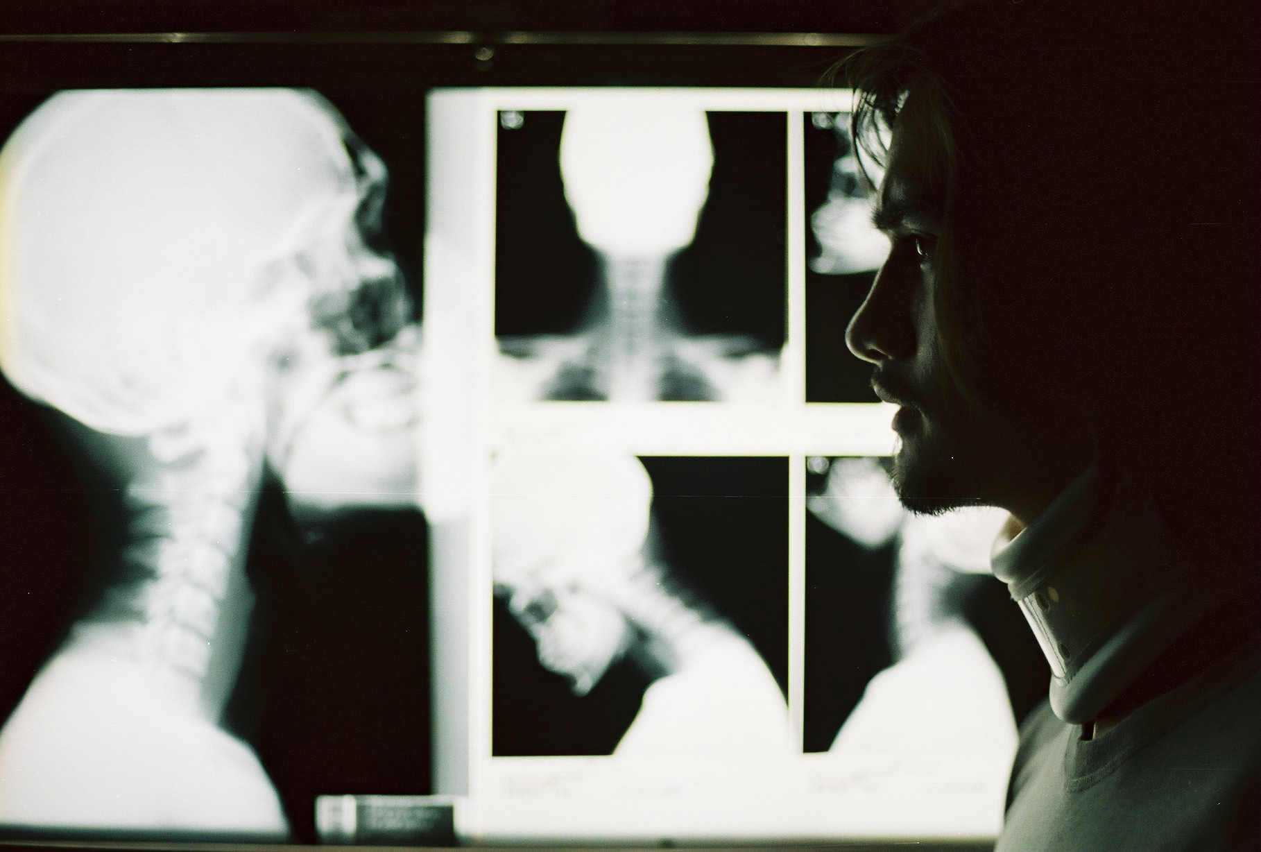 《鬼影》片中曾出現過電視節目《玫瑰之夜》介紹的靈異照片，加上各種驚恐手法，堪稱泰國鬼片之首。（台北電影節提供）