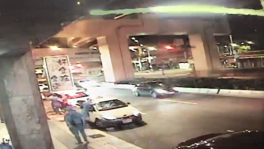 岳嫌供稱因為行車糾紛才向對方丟擲信號彈。（警方提供）