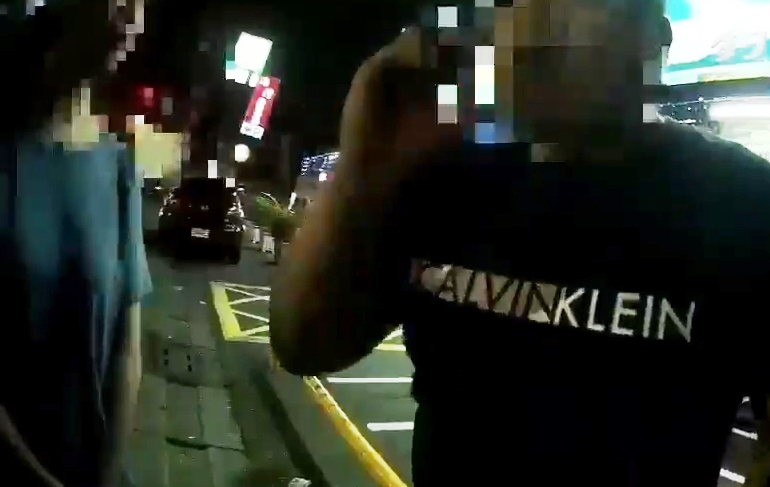 林男自稱媽寶，不斷要叫母親來現場，並拒絕酒測。（警方提供）