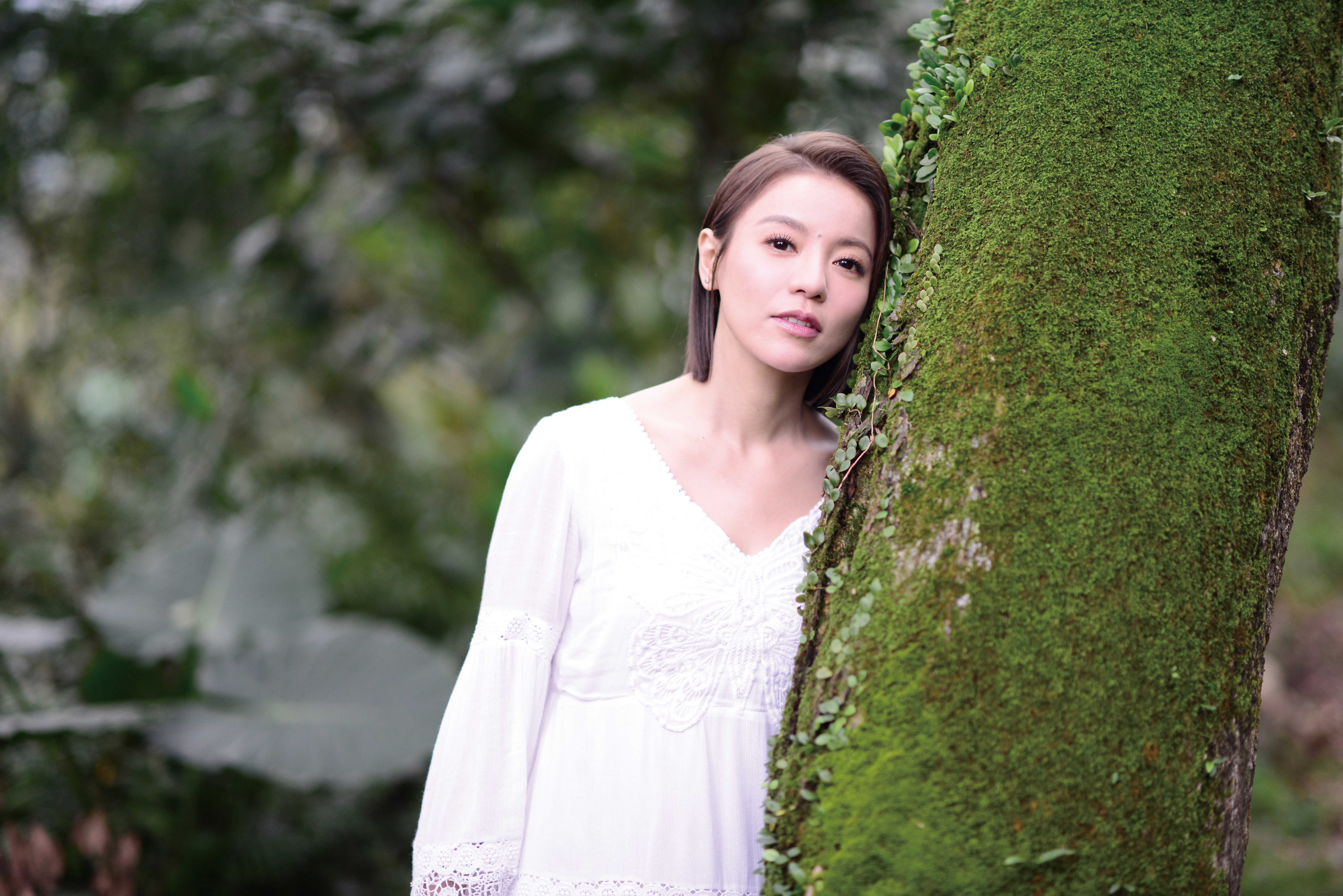 丁噹一身白在山林拍廣告，鏡頭前看來唯美，但她卻被蚊子大軍豪不留情地攻擊。（相信音樂提供）