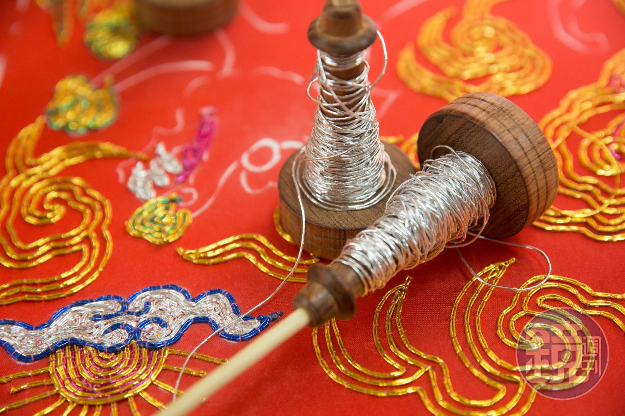 台灣刺繡的配色強烈，因為大量使用鮮豔、散發金屬光澤的蒼線。